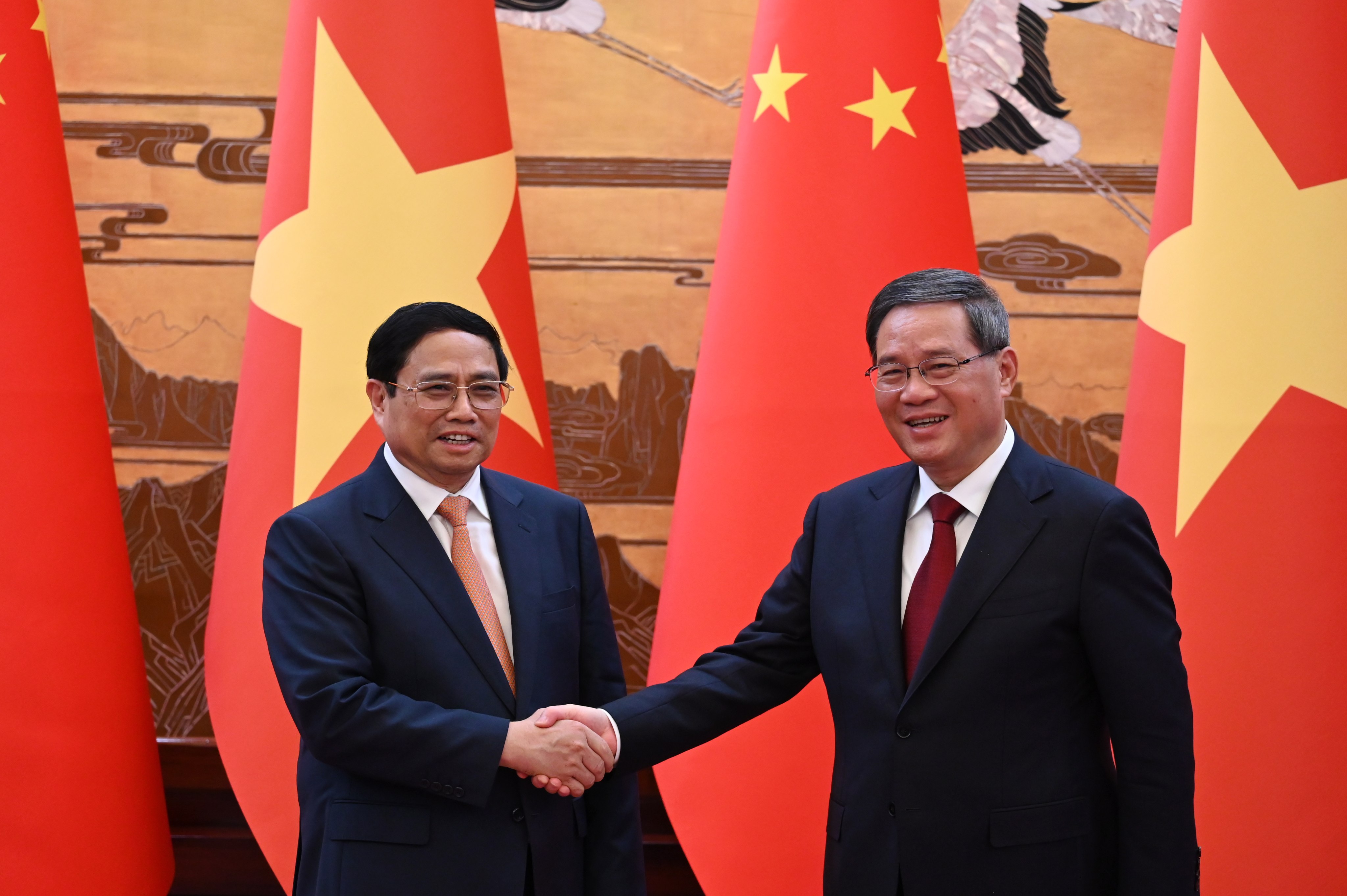 Vietnam’s Prime Minister Pham Minh Chinh (L) shakes hands with Chinese Premier Li Qiang after a signing ceremony in the Great Hall of the People in Beijing, China, 26 June 2023. Photo: EPA