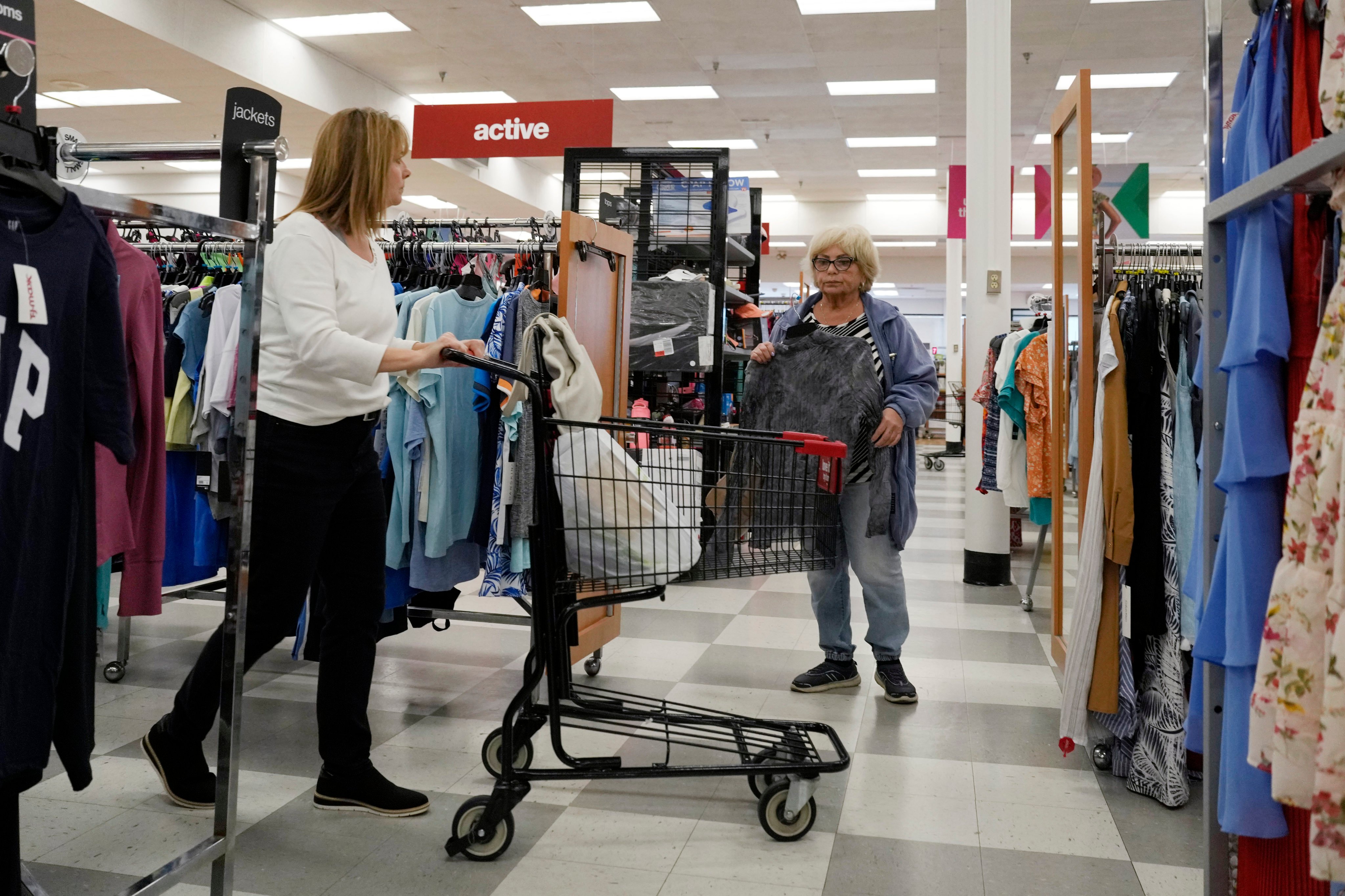 Customers shop at a retail store in Vernon Hills, Illinois, on June 12. The highly anticipated US recession still has not arrived as consumers keep spending and employers keep hiring despite higher borrowing costs. Photo: AP