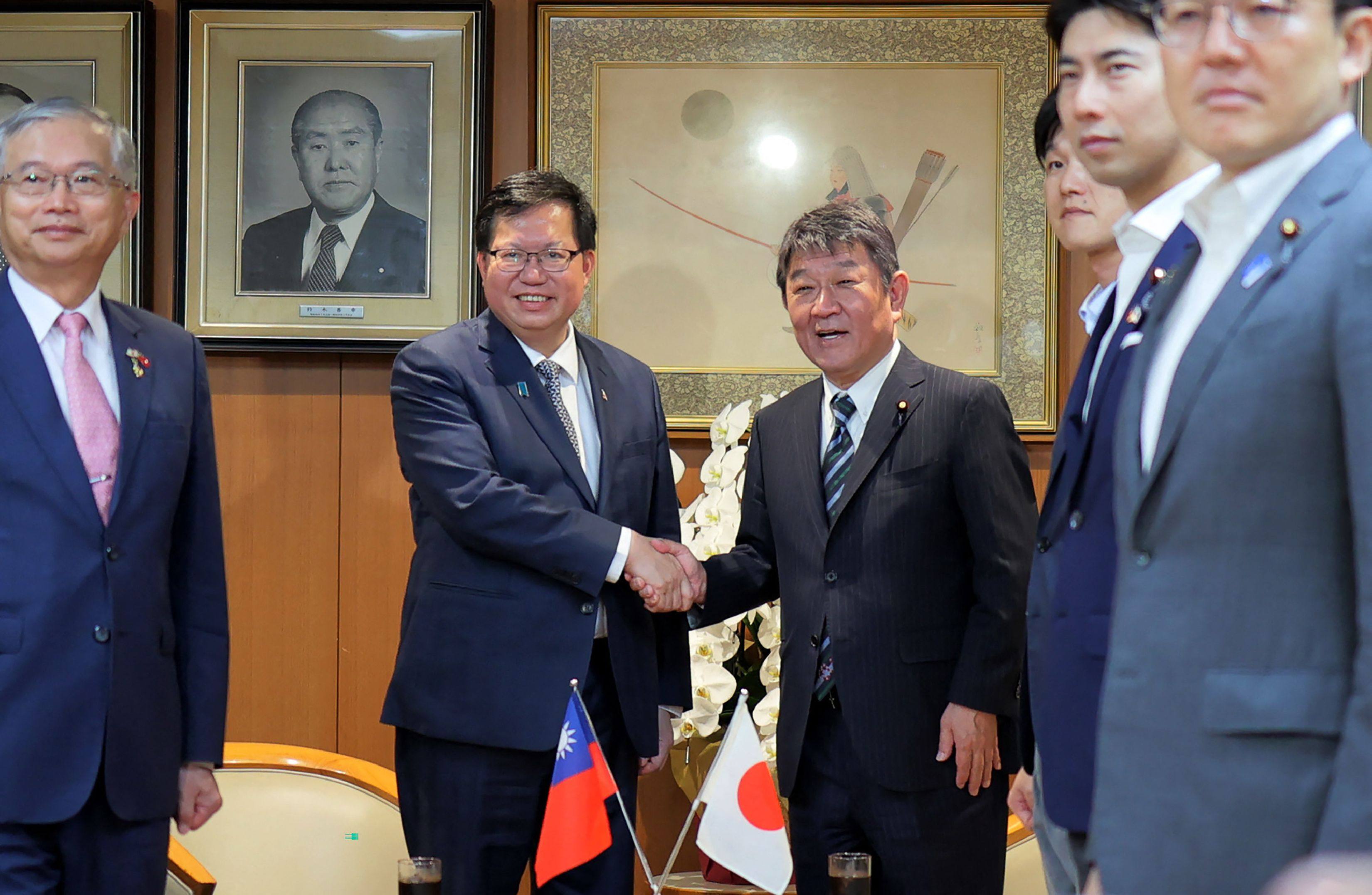 Taiwan’s Vice Premier Cheng Wen-tsan, left, with Japan’s ruling Liberal Democratic Party Secretary General Toshimitsu Motegi. Photo: AFP