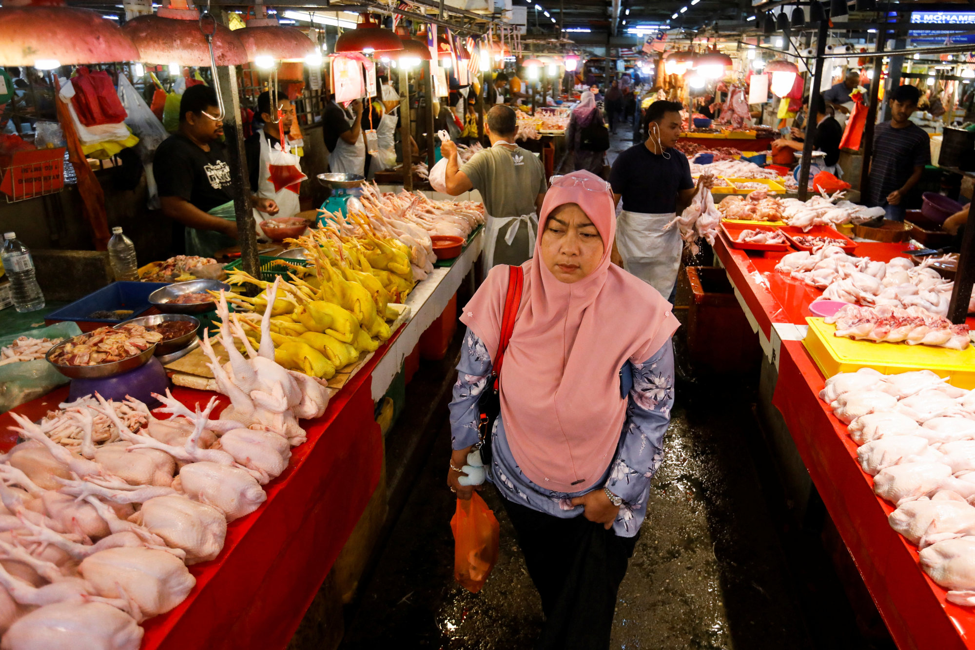 A woman shops at a wet market in Kuala Lumpur. The weak ringgit means costlier goods for Malaysian consumers. Photo: Reuters