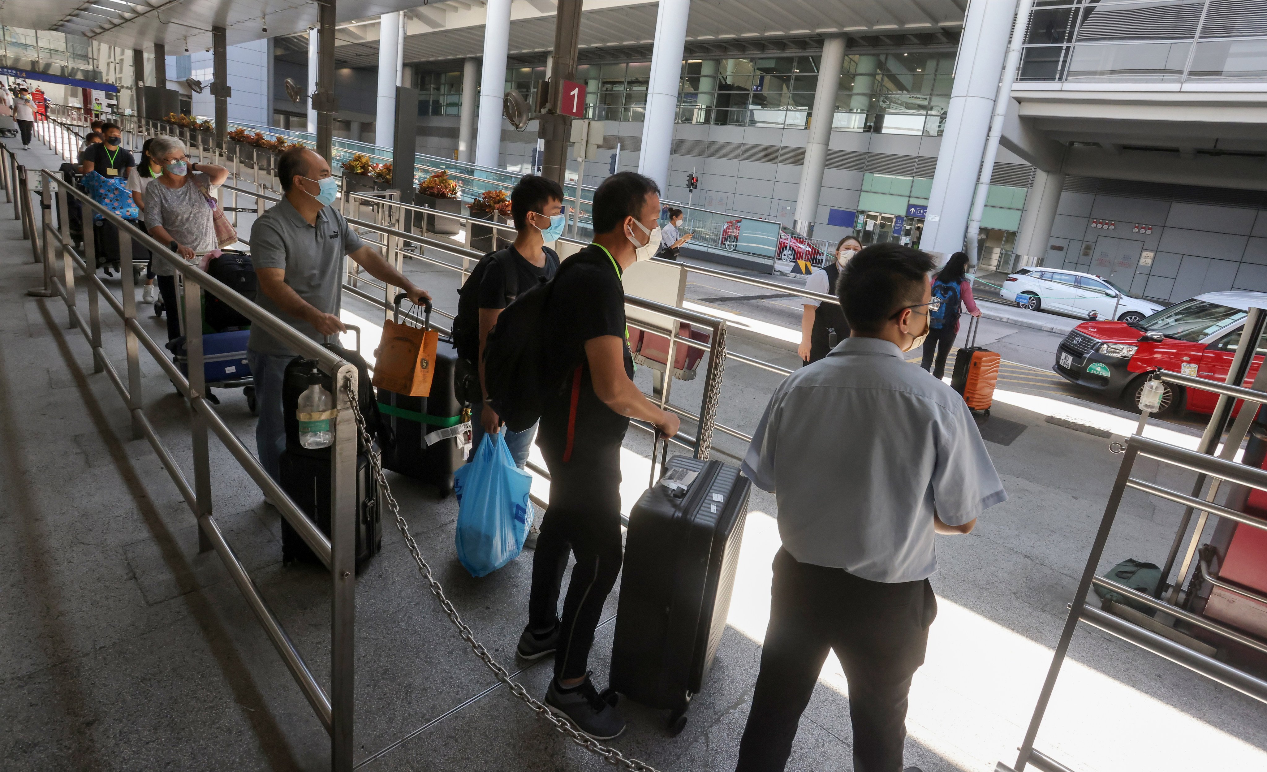 Travellers queue for taxis at the Hong Kong International Airport taxi bay on October 3, 2022. Photo: Jonathan Wong
