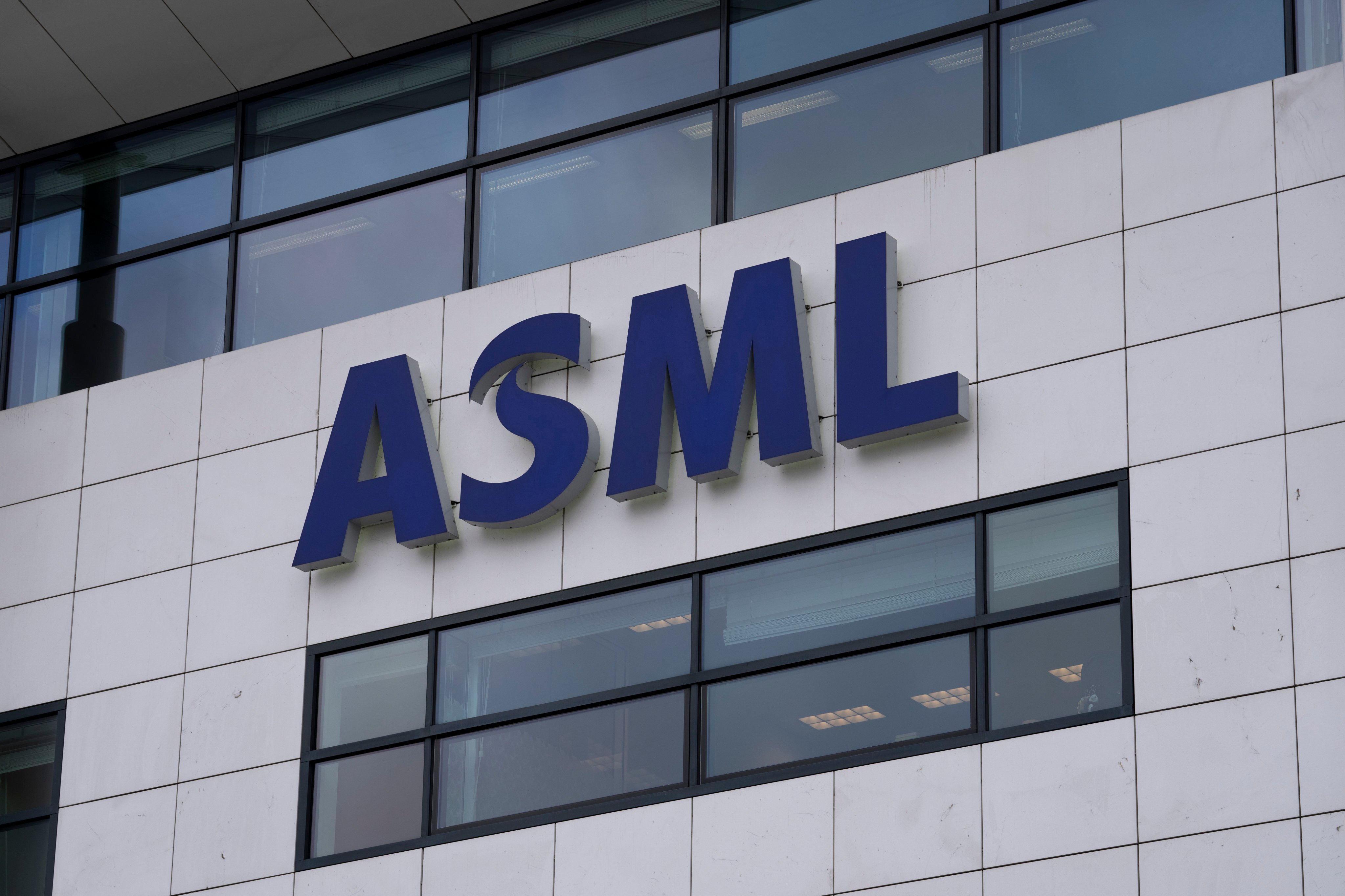 The ASML logo seen on the company’s head office in Veldhoven, Netherlands, Jan. 30, 2023. Photo: AP