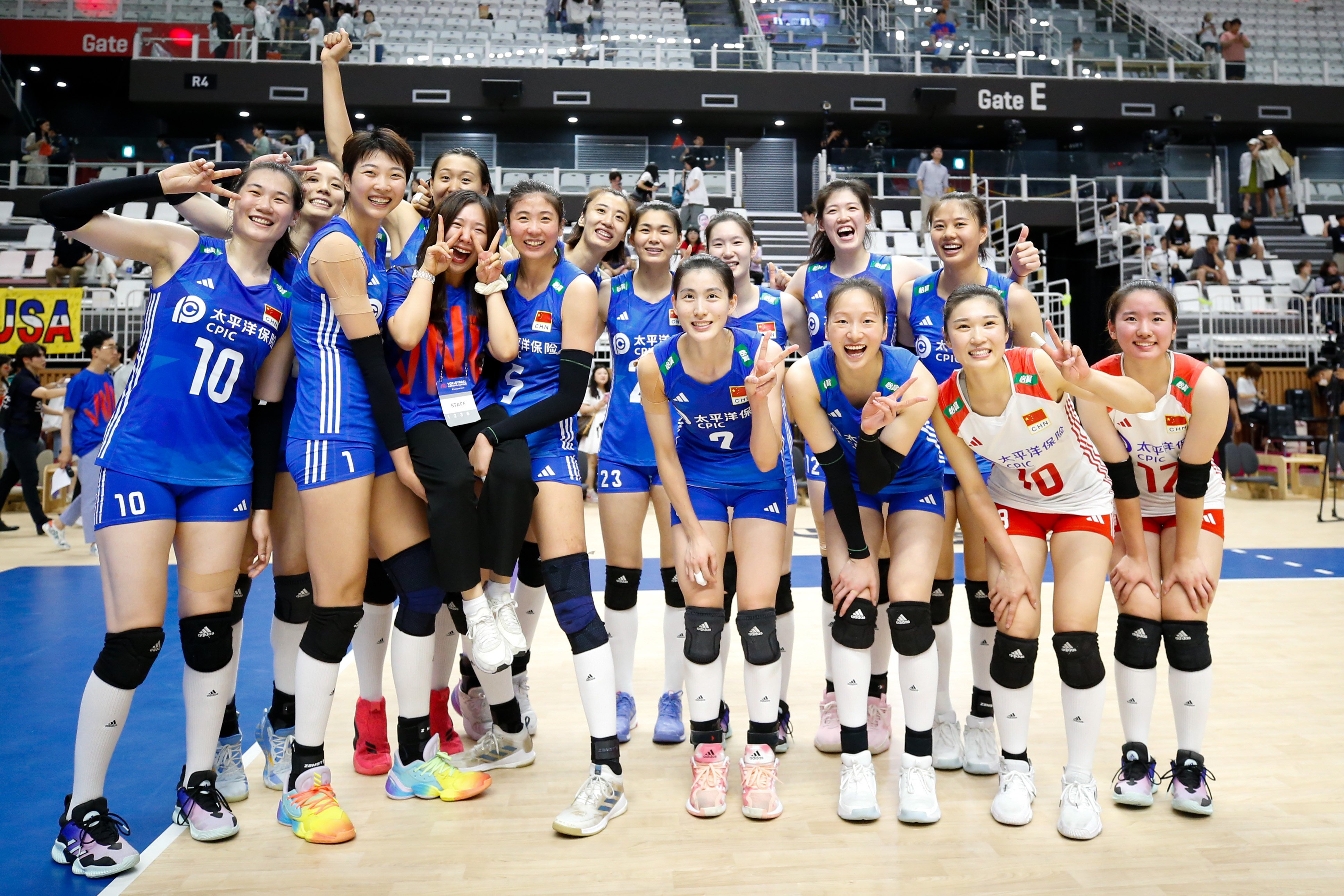 China’s players pose for photos after winning the 2023 Volleyball Nations League match against theUnited States in Suwon, South Korea. Photo: Xinhua