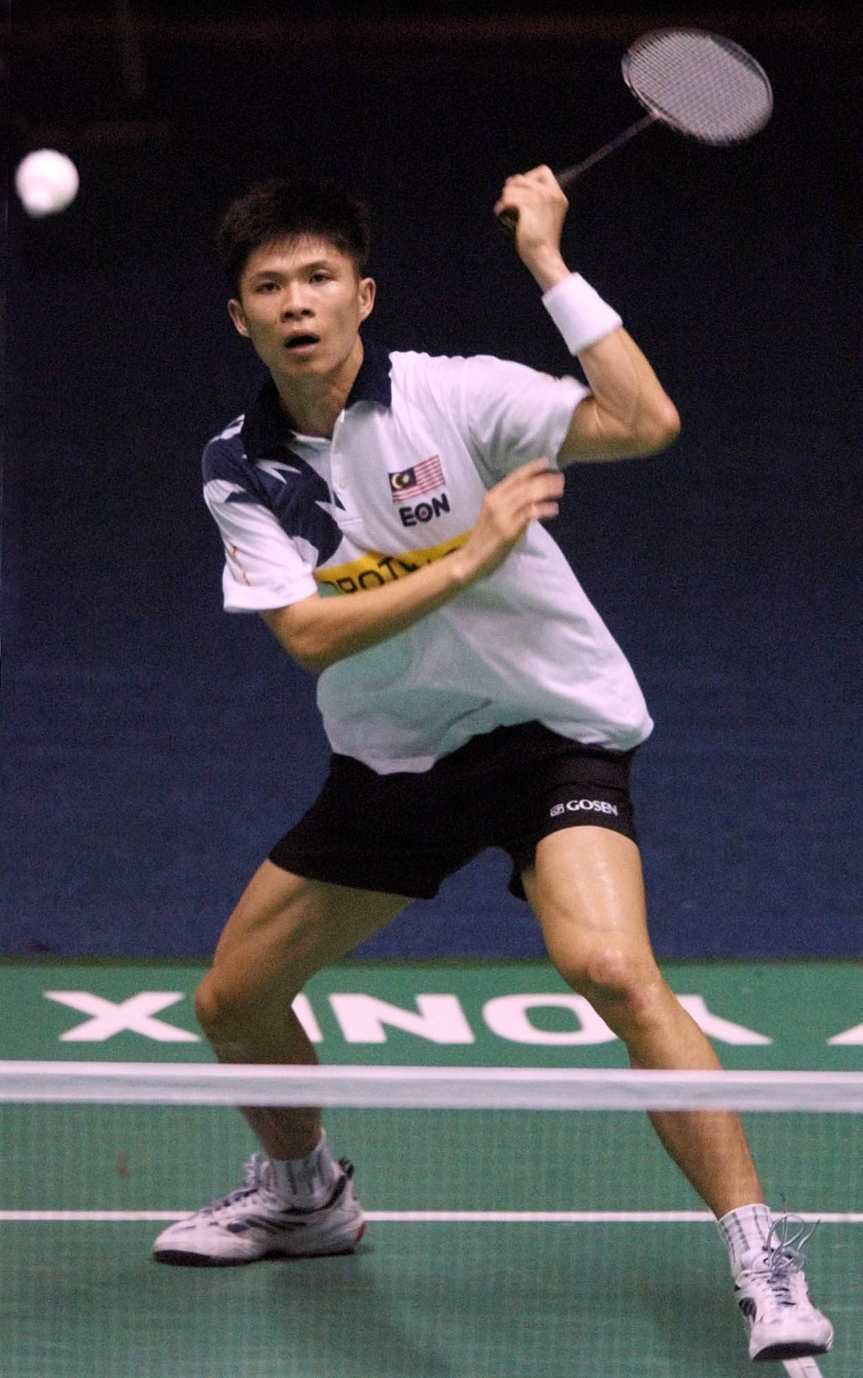 Malaysian shuttler Wong Choong Hann plays a shot against China’s Li Yu during the second round of the China Open badminton tournament in Guangzhou, on November 10, 2004. Photo: AP