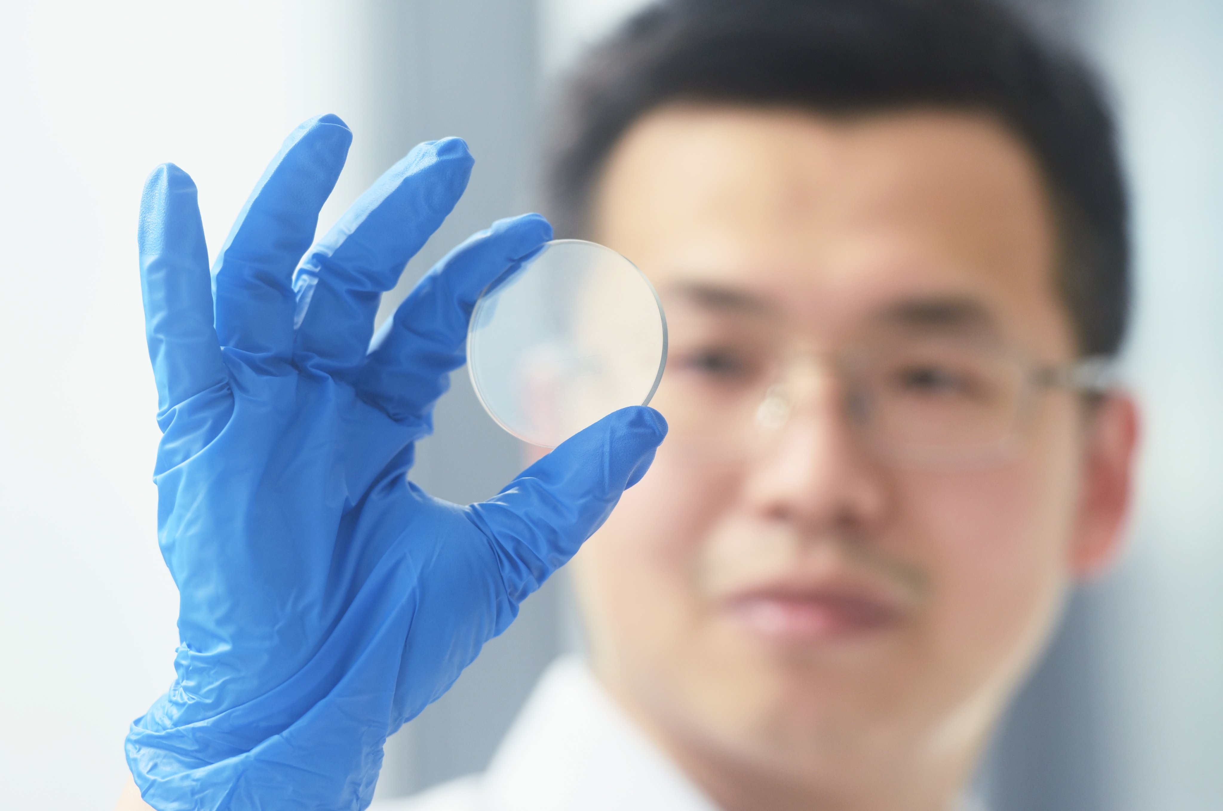 A technician displays a gallium oxide wafer at the International Science and Innovation Center in Hangzhou University. Photo: VCG 



