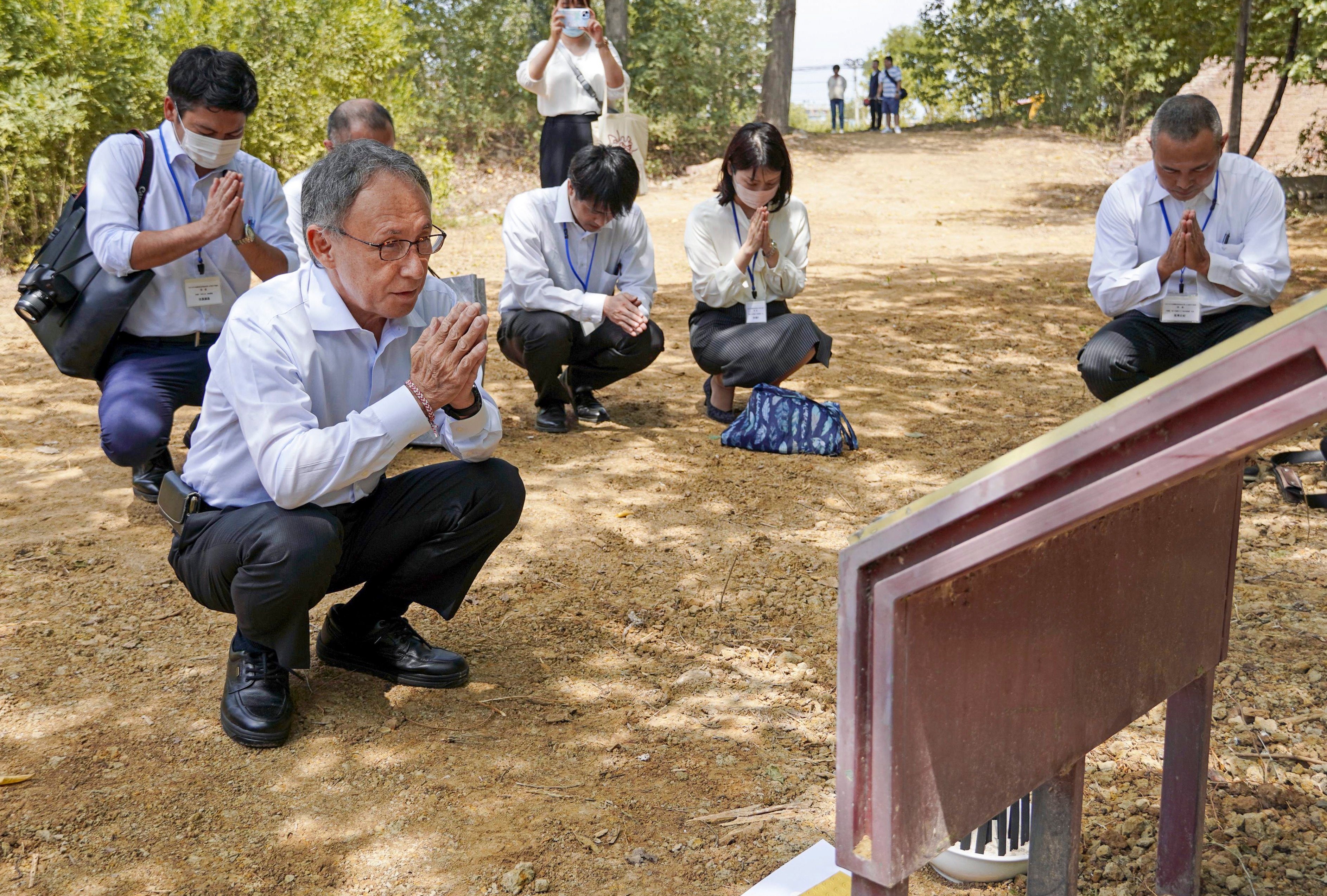 Denny Tamaki pays his respects on a visit to the graveyard. Photo: Kyodo 