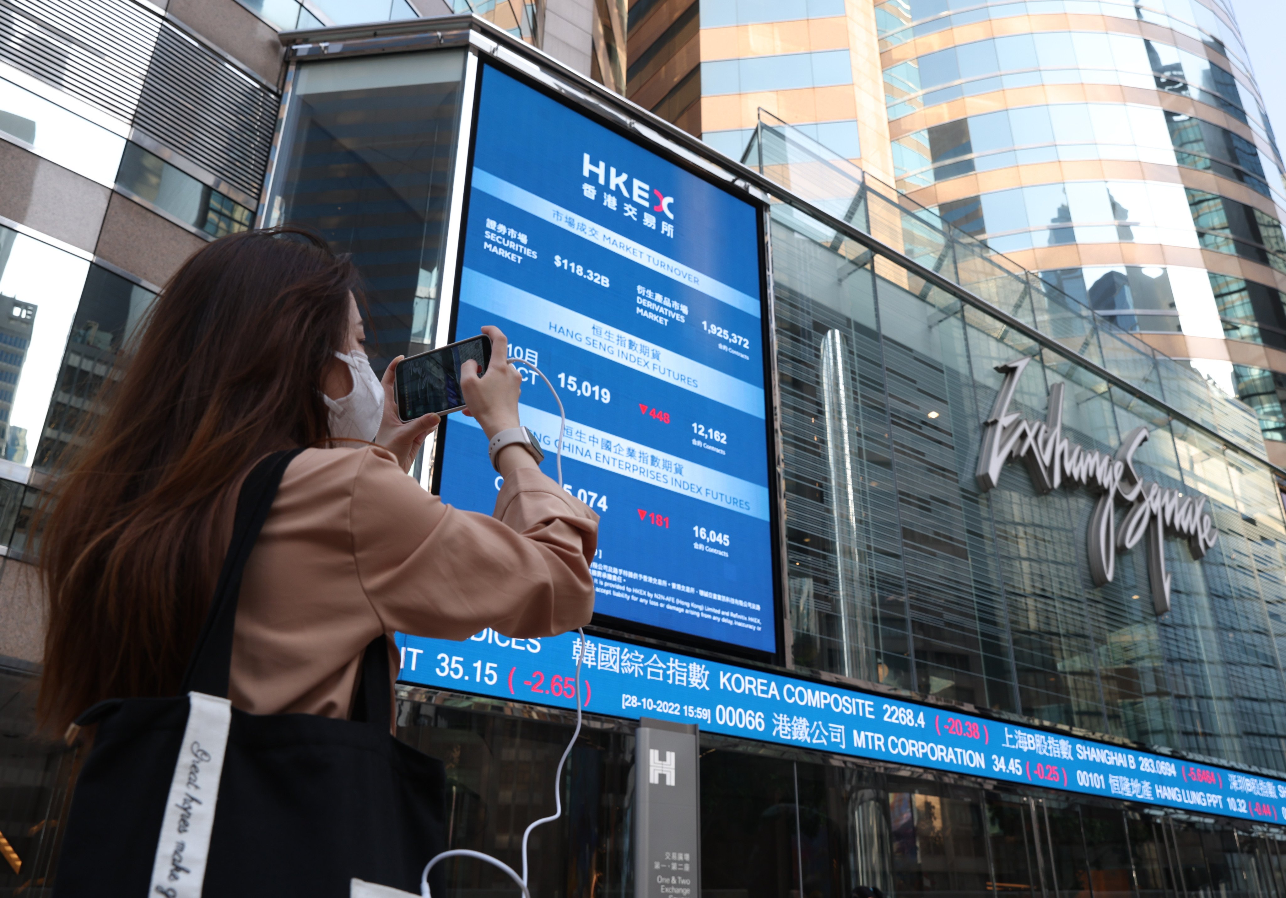 An electronic billboard displays Hang Seng Index figures outside the Hong Kong stock exchange in Central on October 28, 2022. Photo: Yik Yeung-man