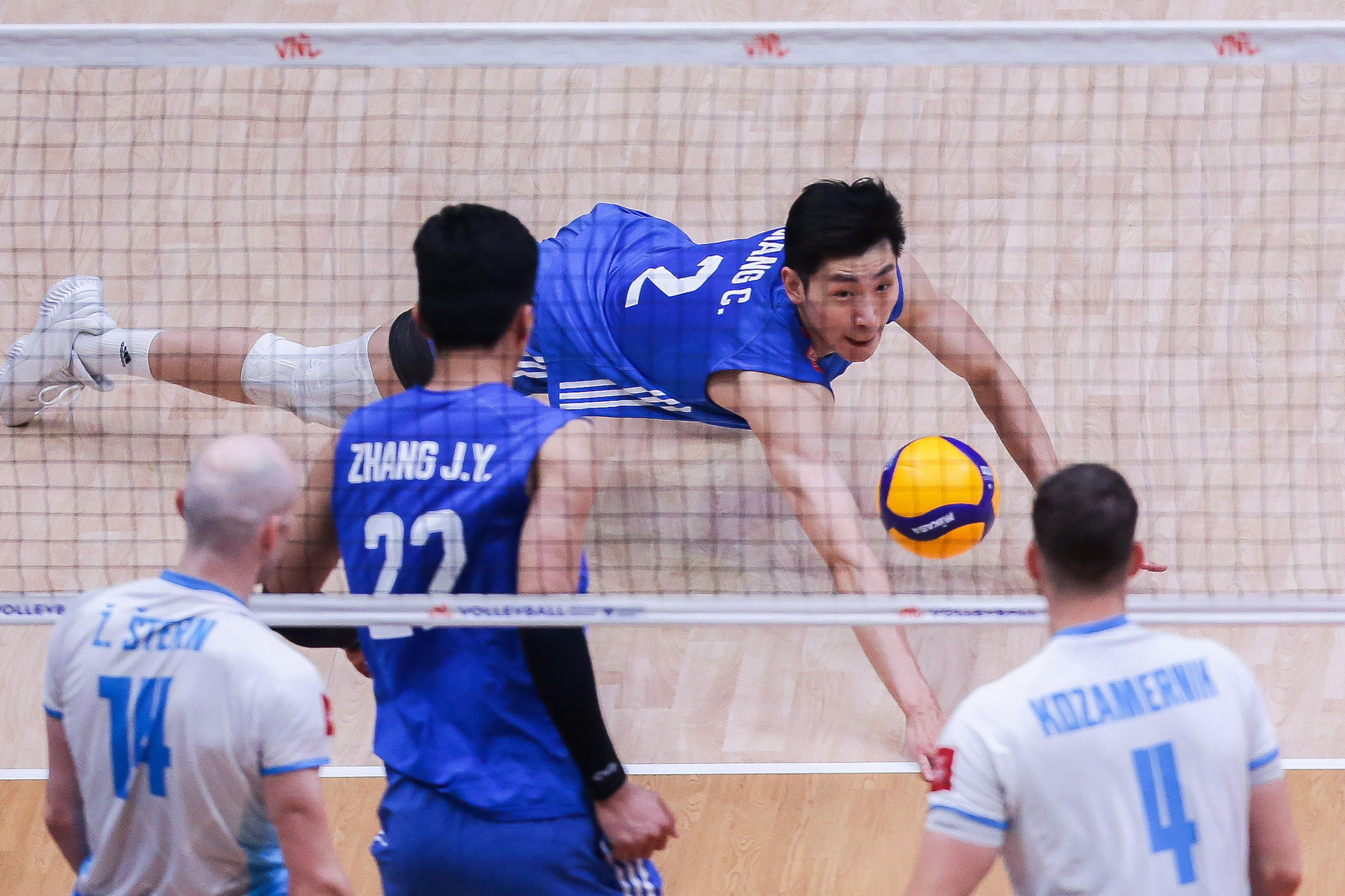 Jiang Chuan of China dives for the ball against Slovenia at the Men’s Volleyball Nations League in Pasay City, the Philippines. Photo: Xinhua