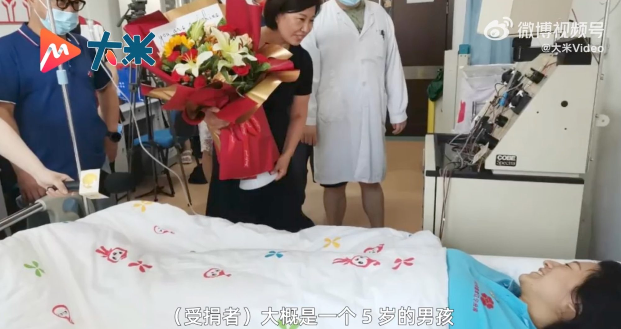 Tan receives visitors in the hospital while recovering from the bone marrow donation. Photo: Weibo