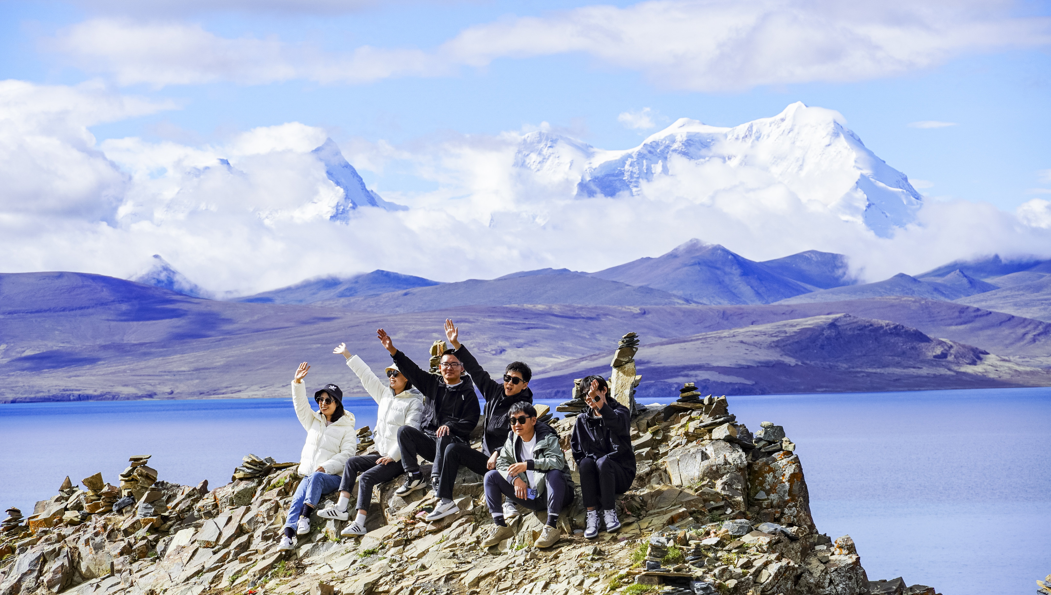 Chinese tourists pose for photos by Lake Puma Yumco in Tibet this month. Only 1.6 per cent of Chinese travelling in tour groups went overseas in the first quarter of this year, down from 30 per cent from the same period in 2019, according to official figures. Photo: Xinhua