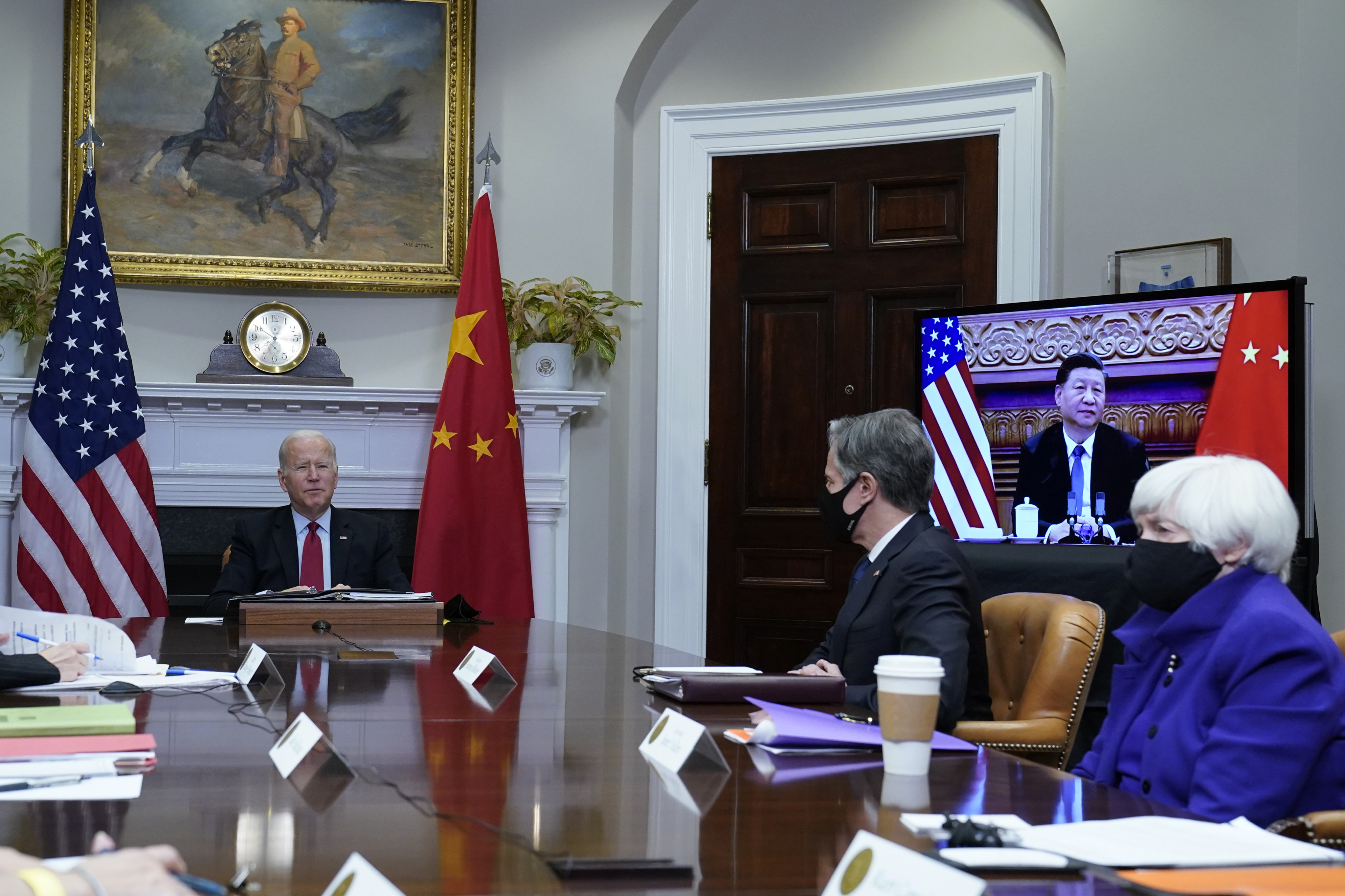 US President Joe Biden meets virtually with Chinese President Xi Jinping from the Roosevelt Room of the White House in Washington on November 15, 2021, as Secretary of State Antony Blinken and Treasury Secretary Janet Yellen look on.  Photo: AP 