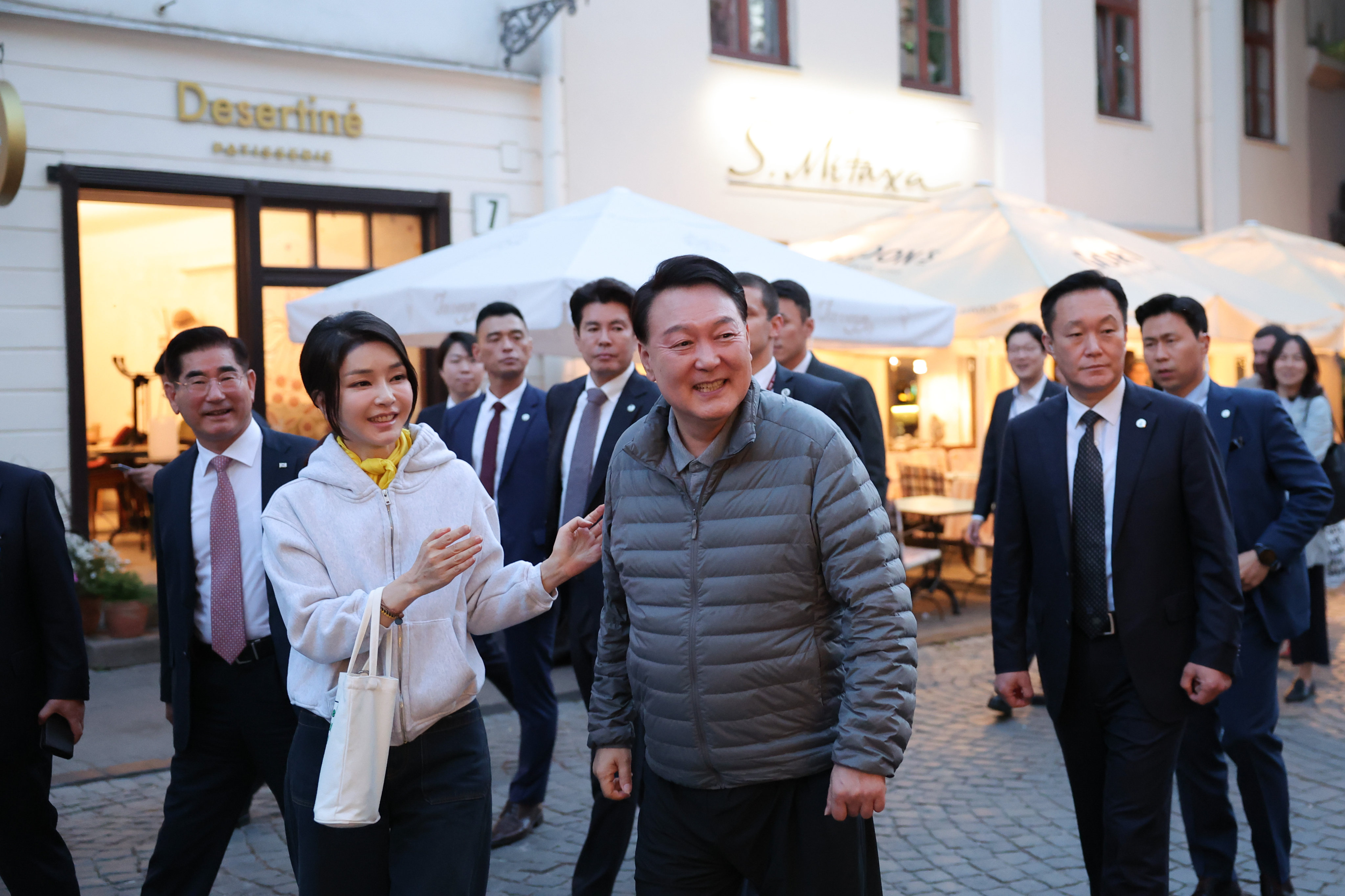 US Senator Pete Ricketts spotted Yoon and his wife Kim Keon-hee while they were taking a stroll through the old town of Vilnius after arriving in the Baltic state to attend the Nato summit. Photo: YNA/dpa