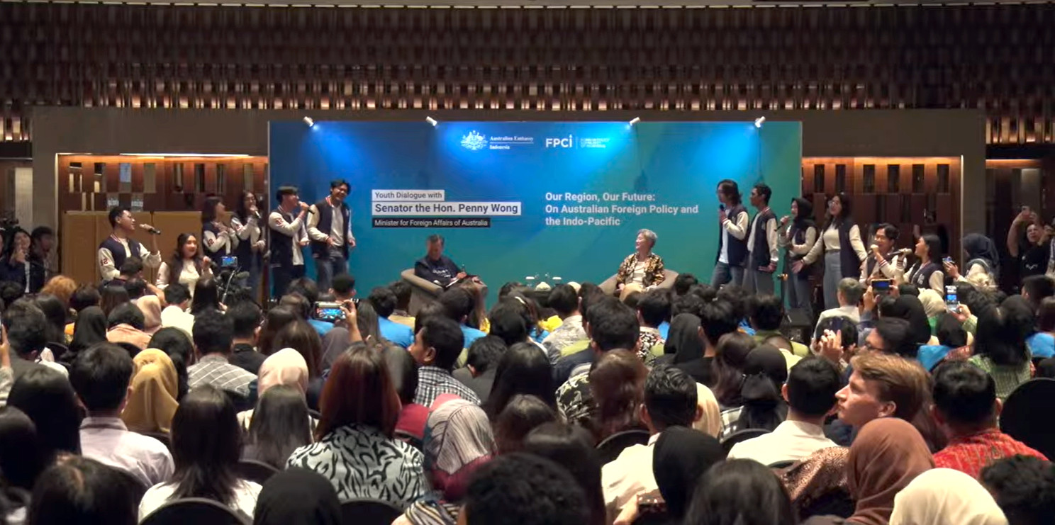 Indonesian youth sing to Australian Foreign Minister Penny Wong during a dialogue session in Jakarta on  Wednesday. Photo: Handout