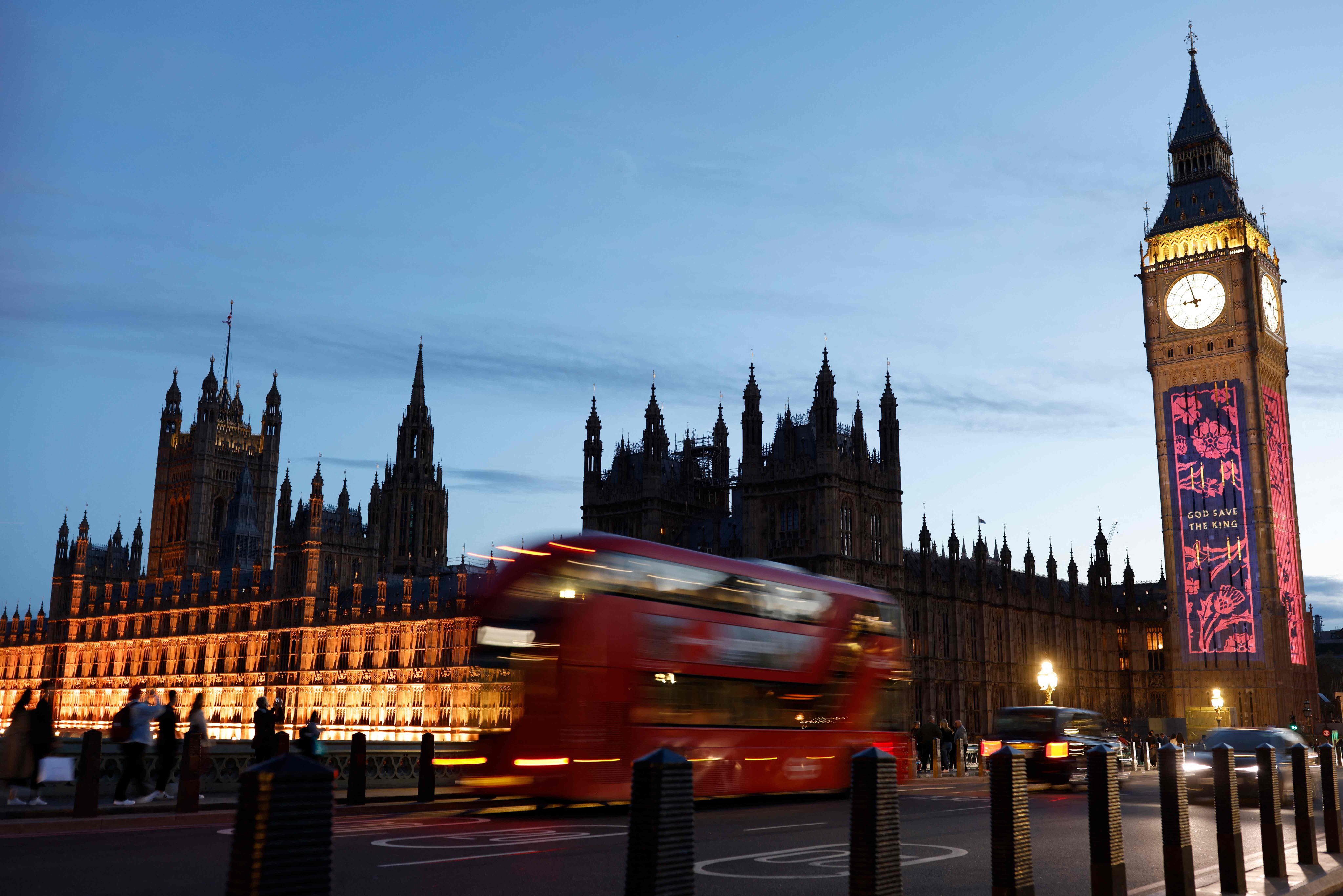 A bus passes the Palace of Westminster in London, England, home to the two houses of British parliament. Photo: AFP