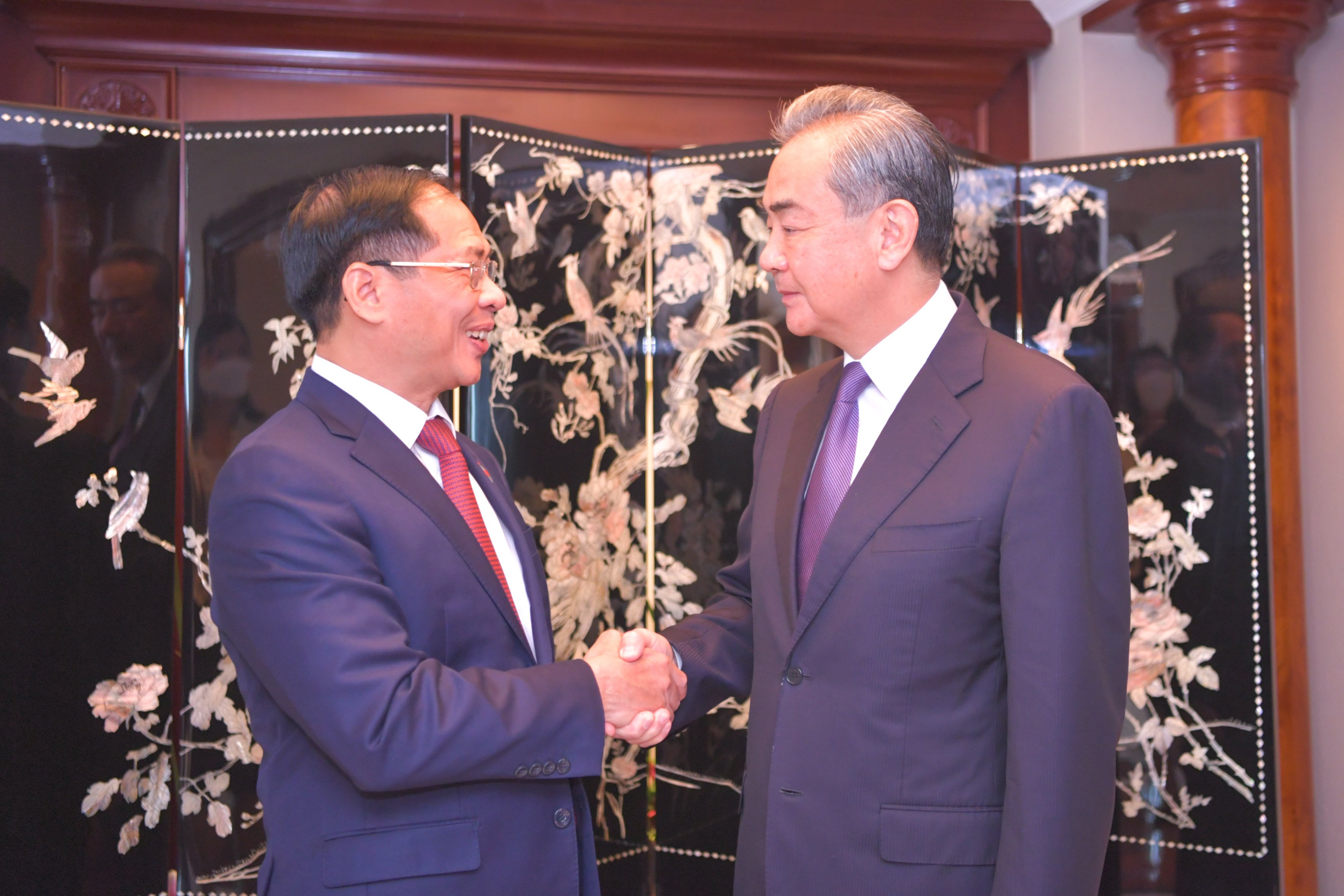 China’s foreign policy chief Wang Yi (right) talked up cooperation as he met Vietnamese Foreign Minister Bui Thanh Son in Jakarta, Indonesia on Thursday. Photo: Xinhua