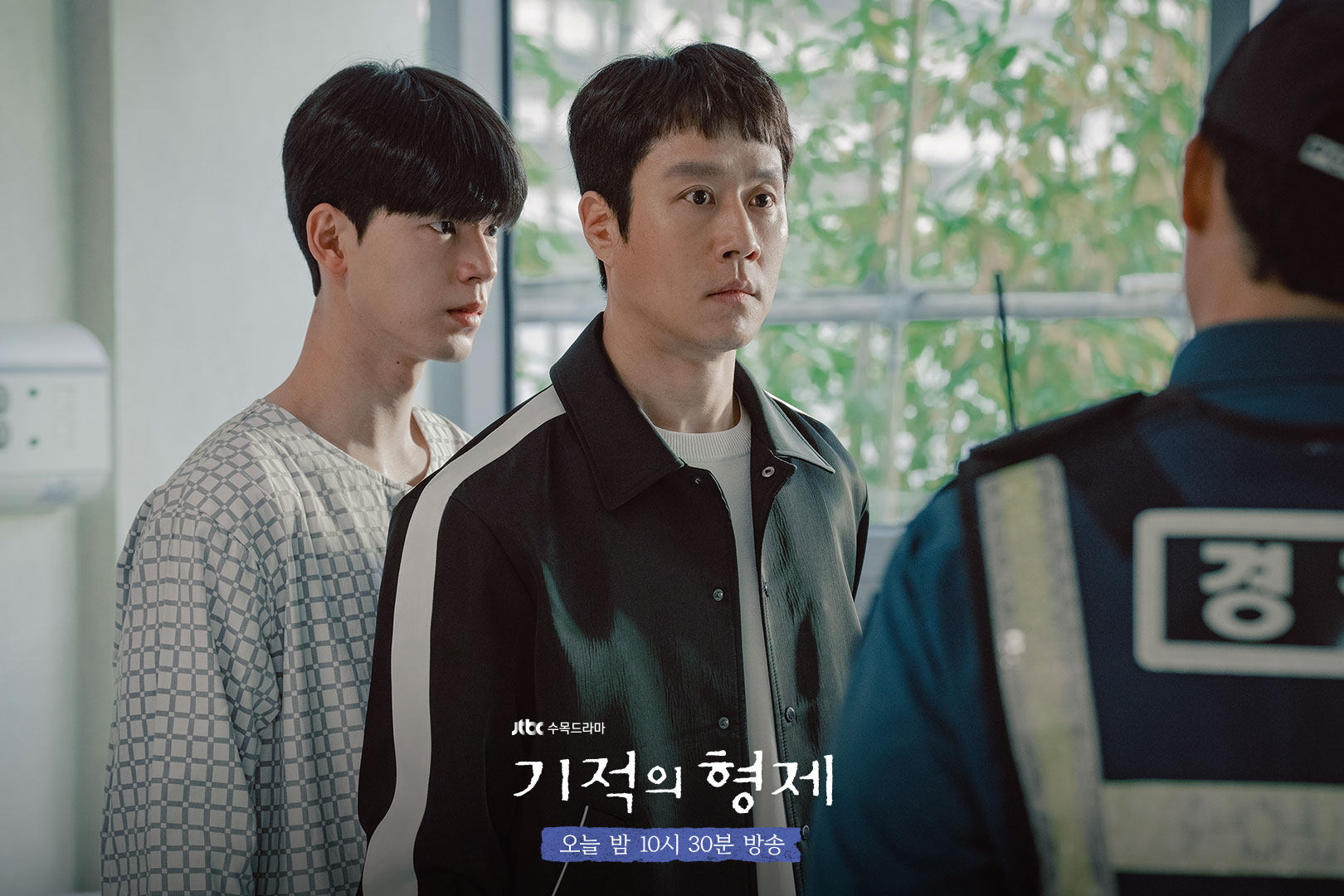 Bae Hyun-sung (left) and Jung Woo in a still from “Miraculous Brothers”.