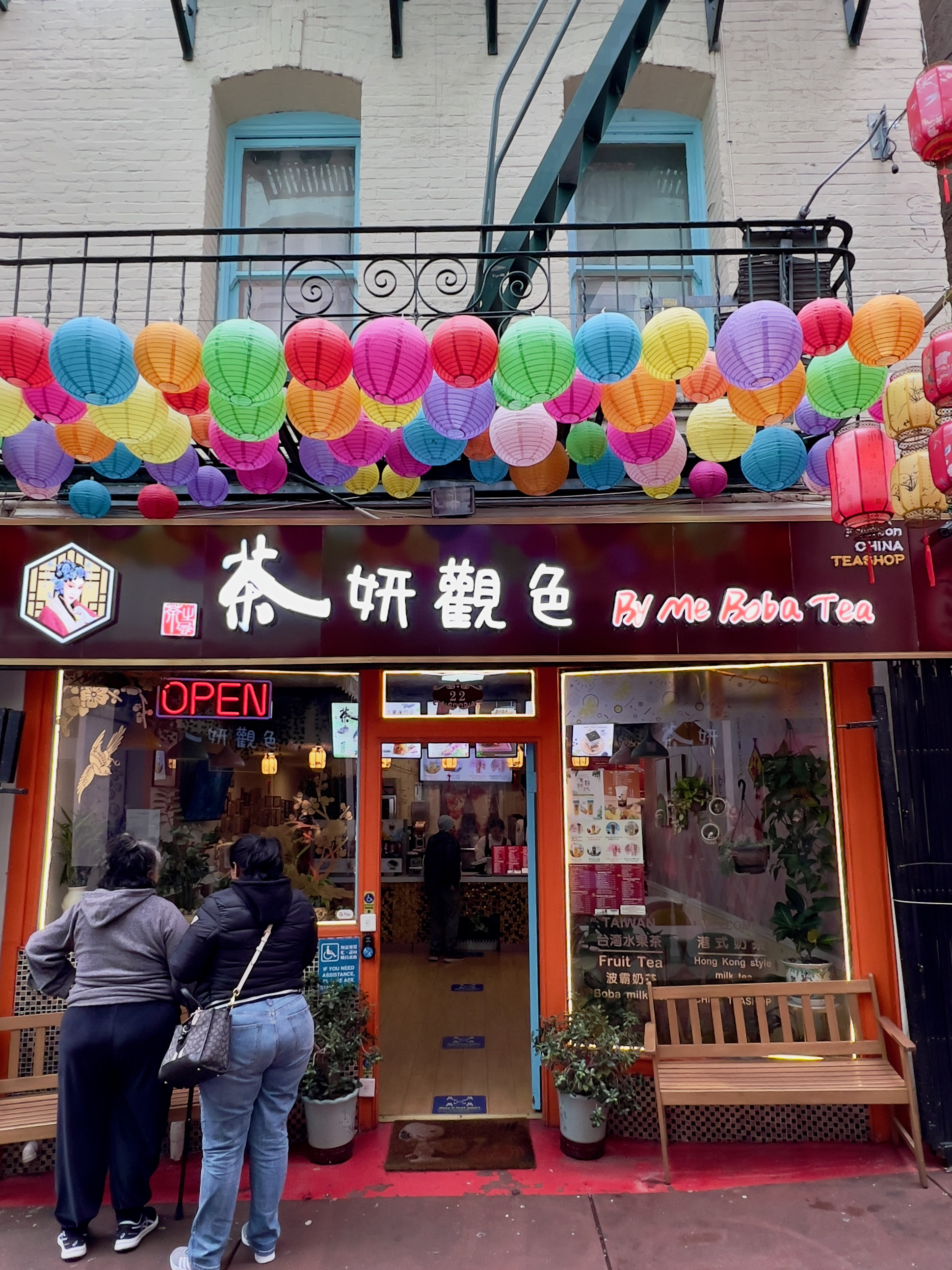 While still retaining many traditional stores, from souvenir shops to herbalists, San Francisco’s Chinatown is not slow to follow recent trends, such as the liking for bubble tea. Photo: Peter Neville-Hadley