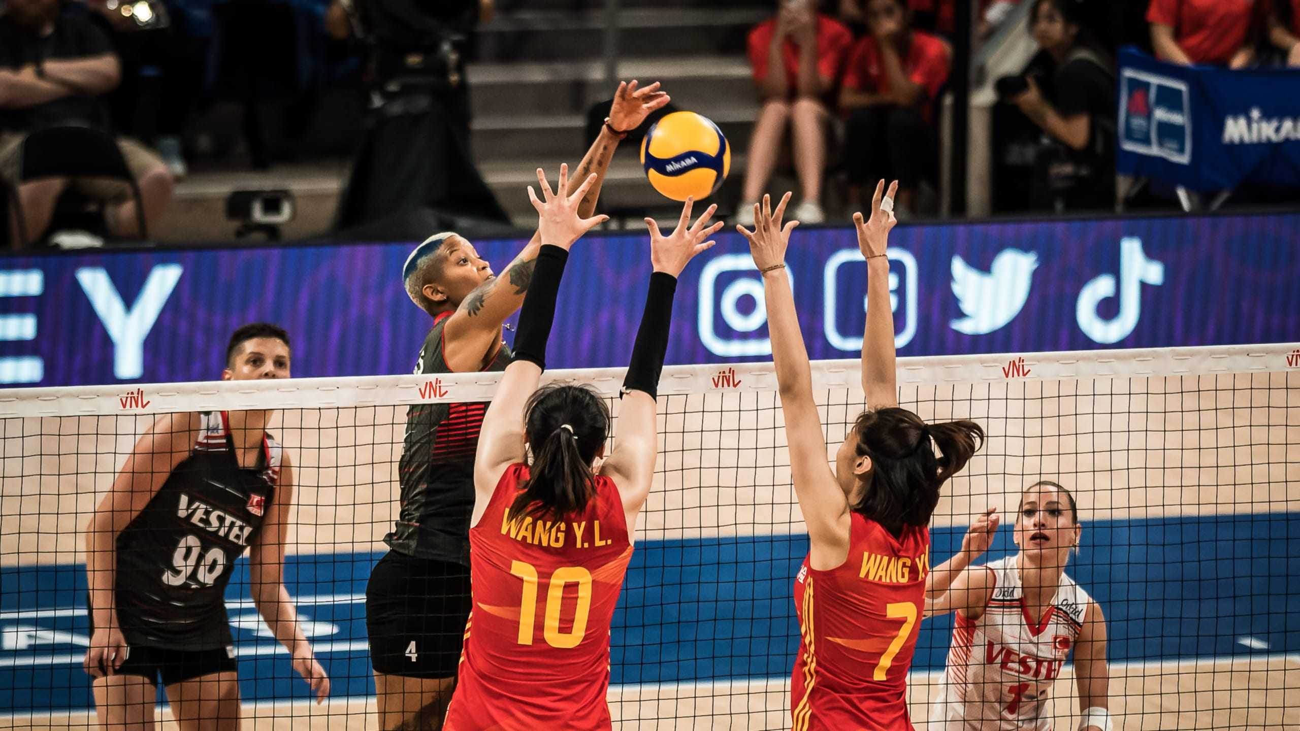 Melissa Vargas of Turkey (centre) overcomes the Chinese block during the final. Photo: Volleyball Nations League
