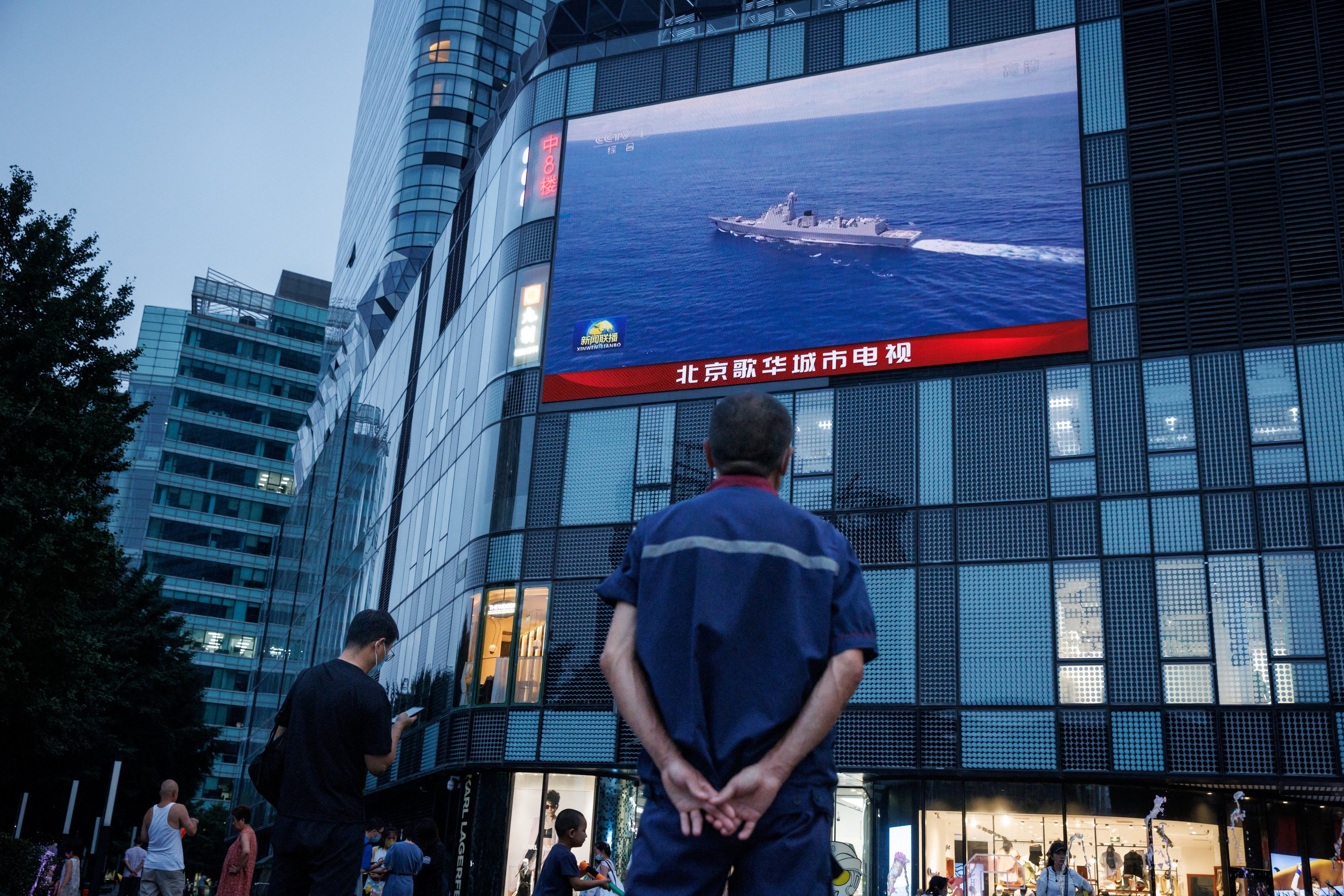 A giant TV screen at a Beijing shopping centre broadcasts news of PLA operations near Taiwan in August 2022. Photo: Reuters