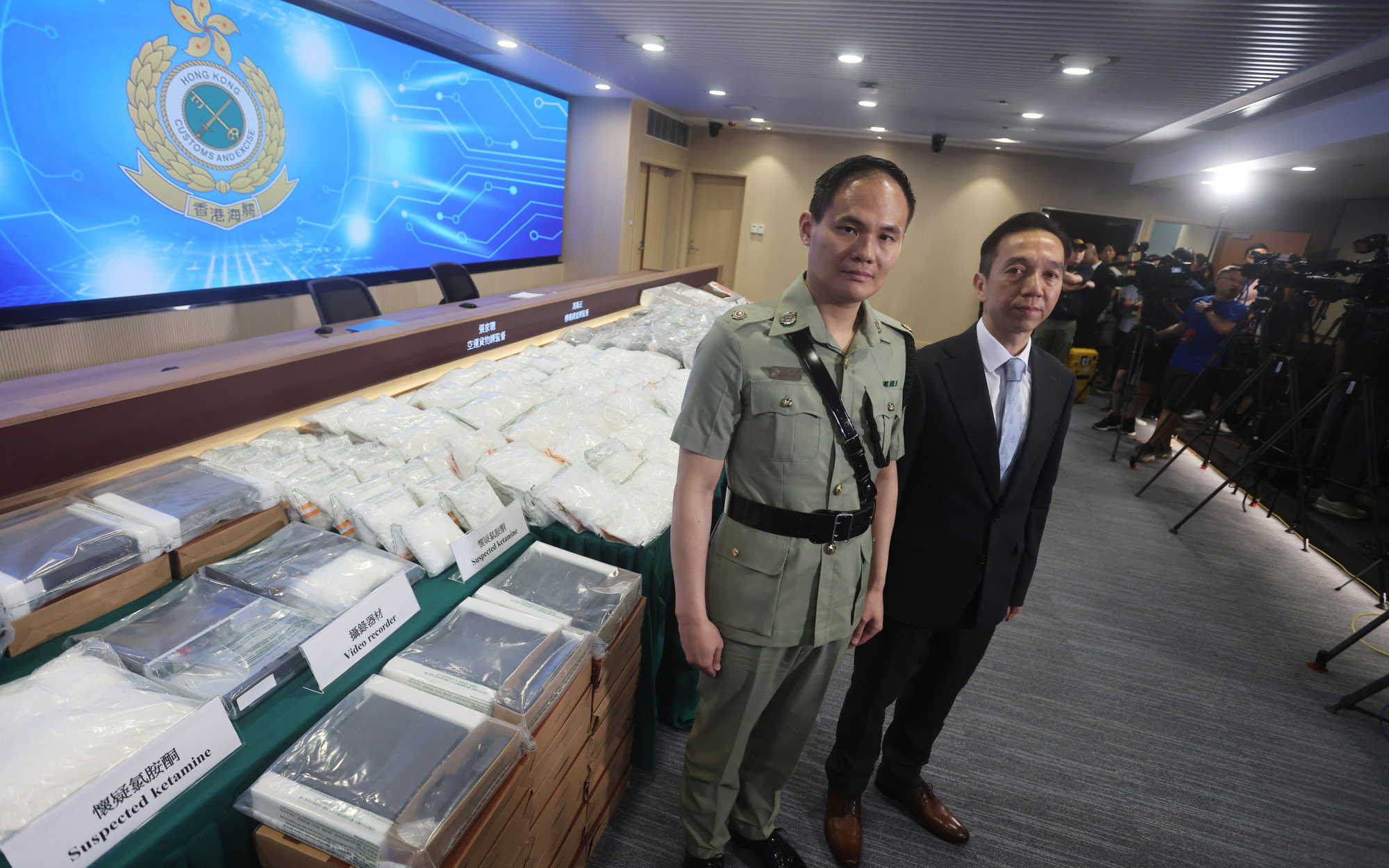 Superintendent Cheung Ka-chung of customs’ air cargo group (left), and Superintendent Sky Fung of customs’ drug investigation bureau attend a press conference on drugs seized at the Hong Kong airport. Photo: Jonathan Wong