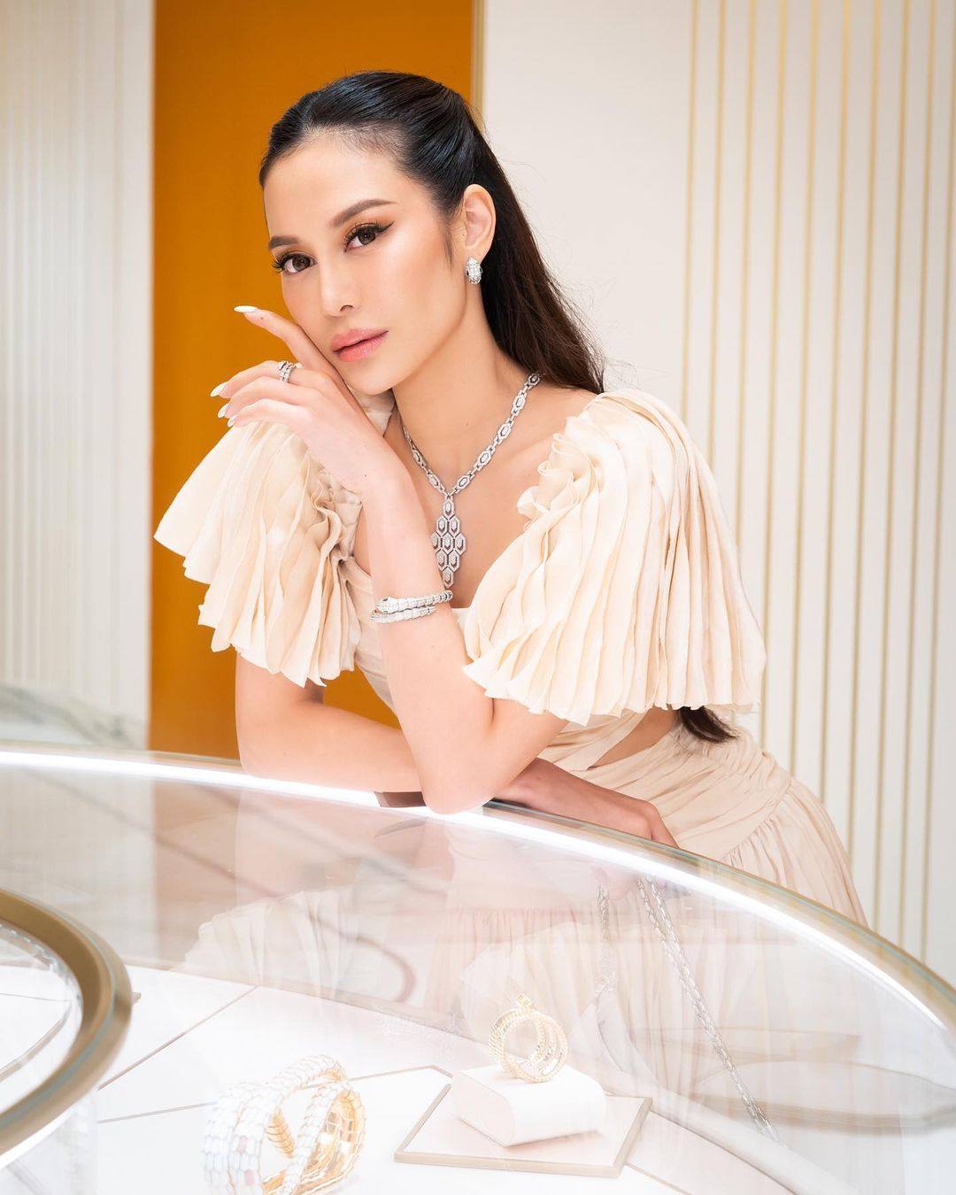 Hong Kong’s “It” girl Elly Lam looks elegant and refined wearing Bulgari jewellery. Photo: @elly/Instagram