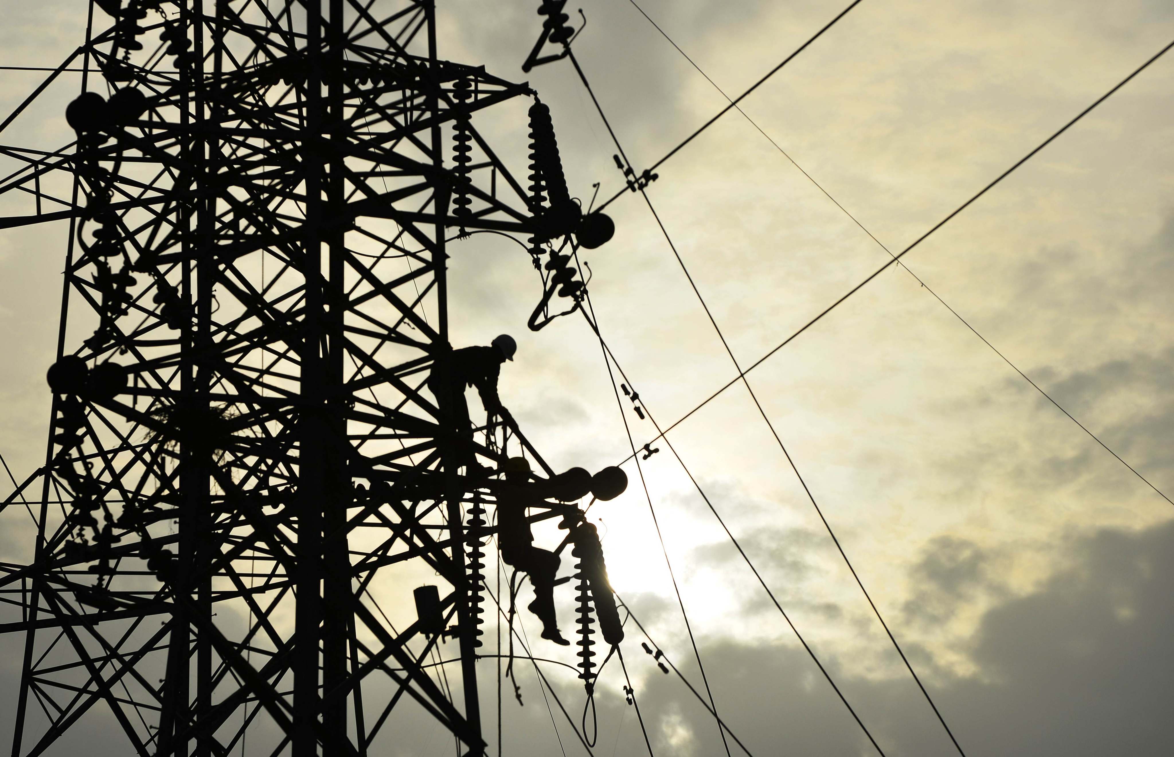 Electricians work on a pylon in New Delhi. In the three years to 2022, the amount of electricity required by India’s data centres more than doubled to 722 megawatts. Photo: AFP