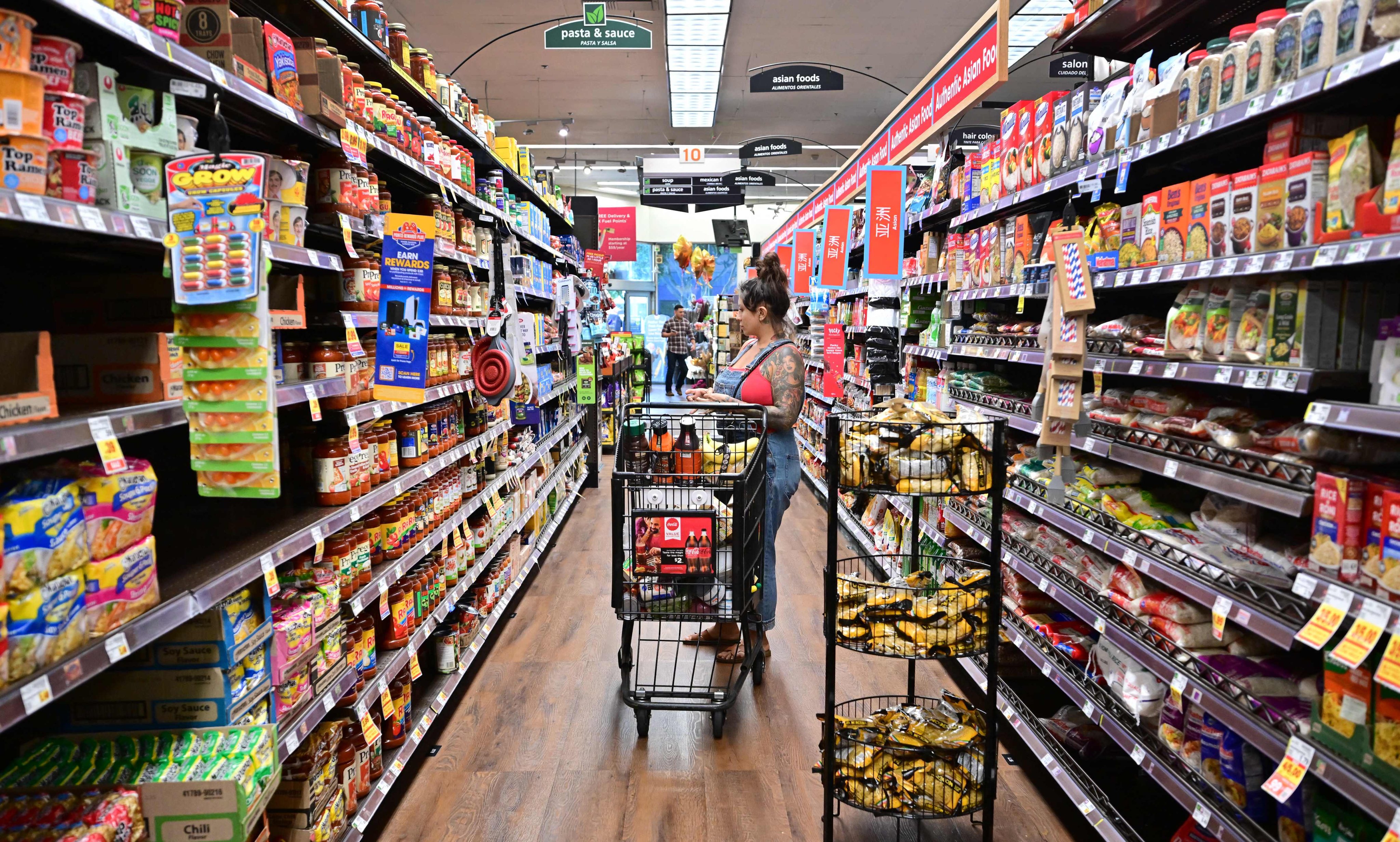 A woman shops at a supermarket in Monterey Park, California, on October 19, 2022. The US disinflationary trend has cut the year-over-year inflation rate by more than two-thirds over the past 12 months. Photo: AFP