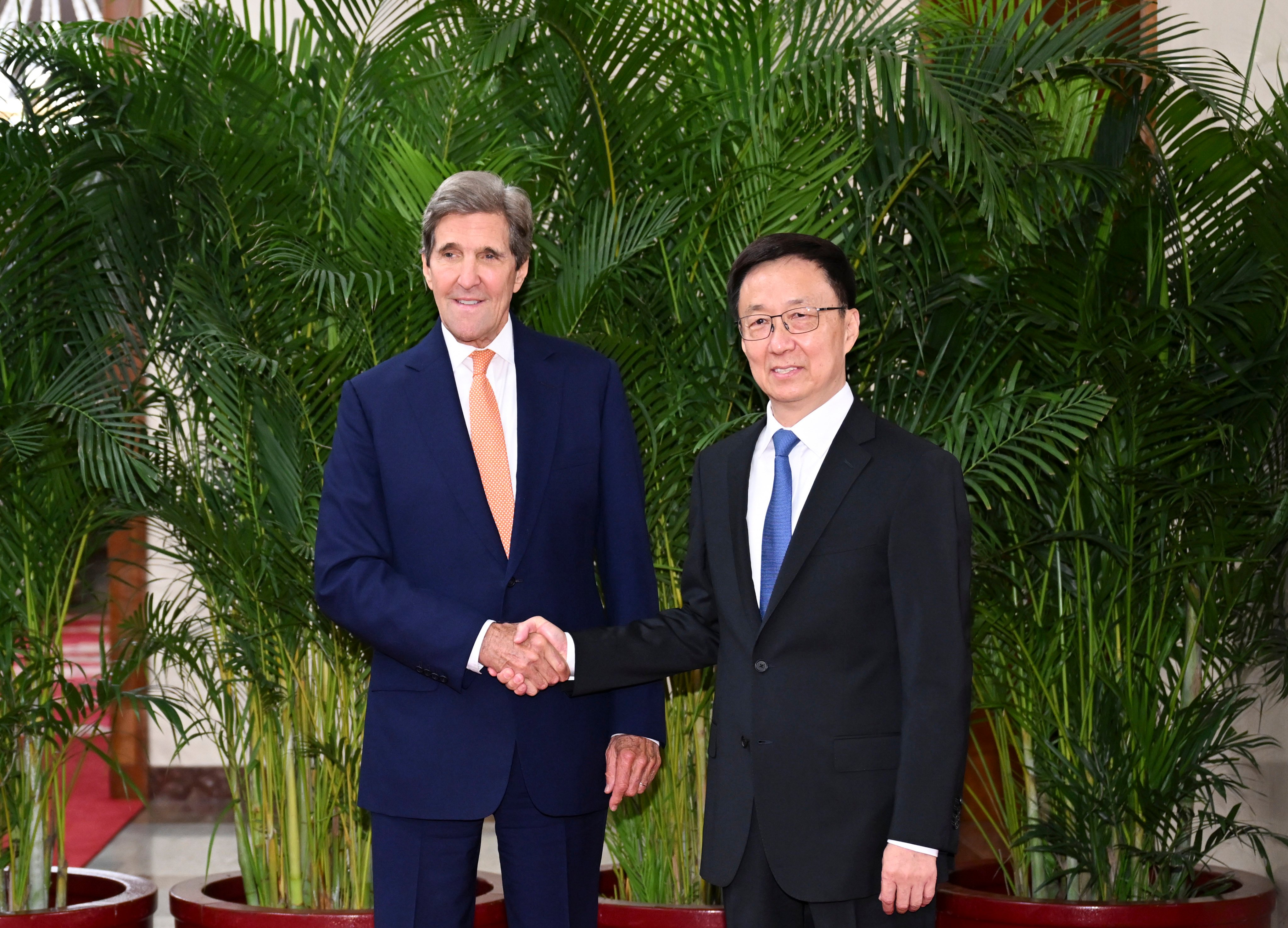 Chinese Vice-President Han Zheng with US climate envoy John Kerry in Beijing. Photo: Xinhua