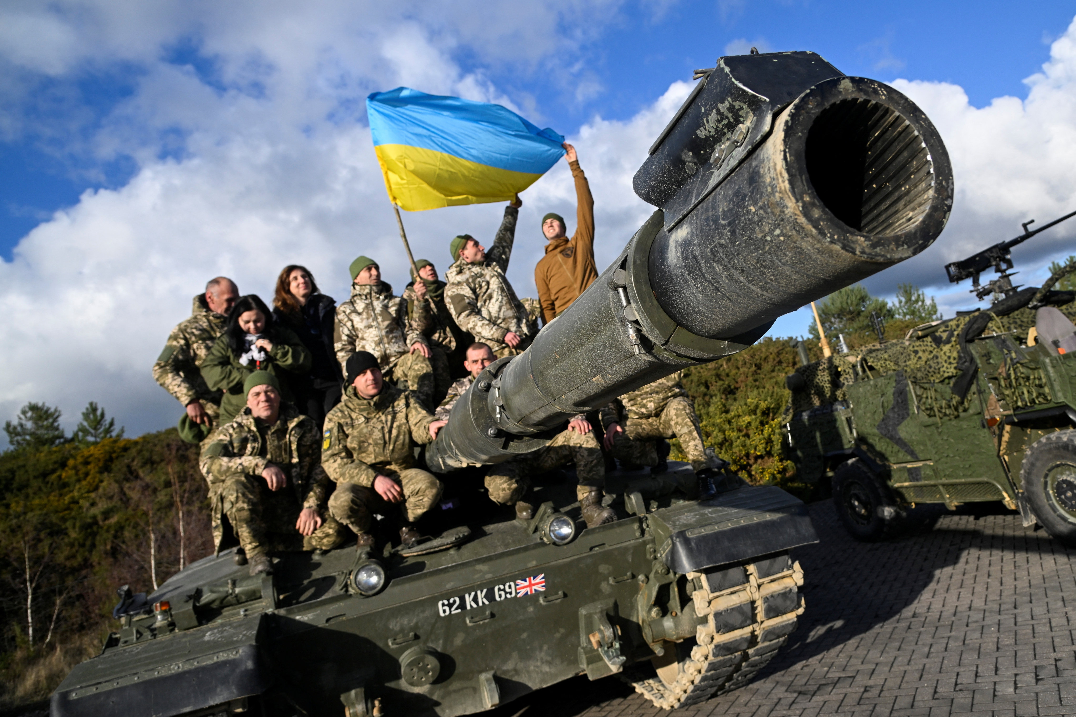 Ukrainian soldiers pose with a flag on top of a Challenger 2 tank during a training at Bovington Camp, near Wool in southwestern Britain, on February 22. Photo: Reuters