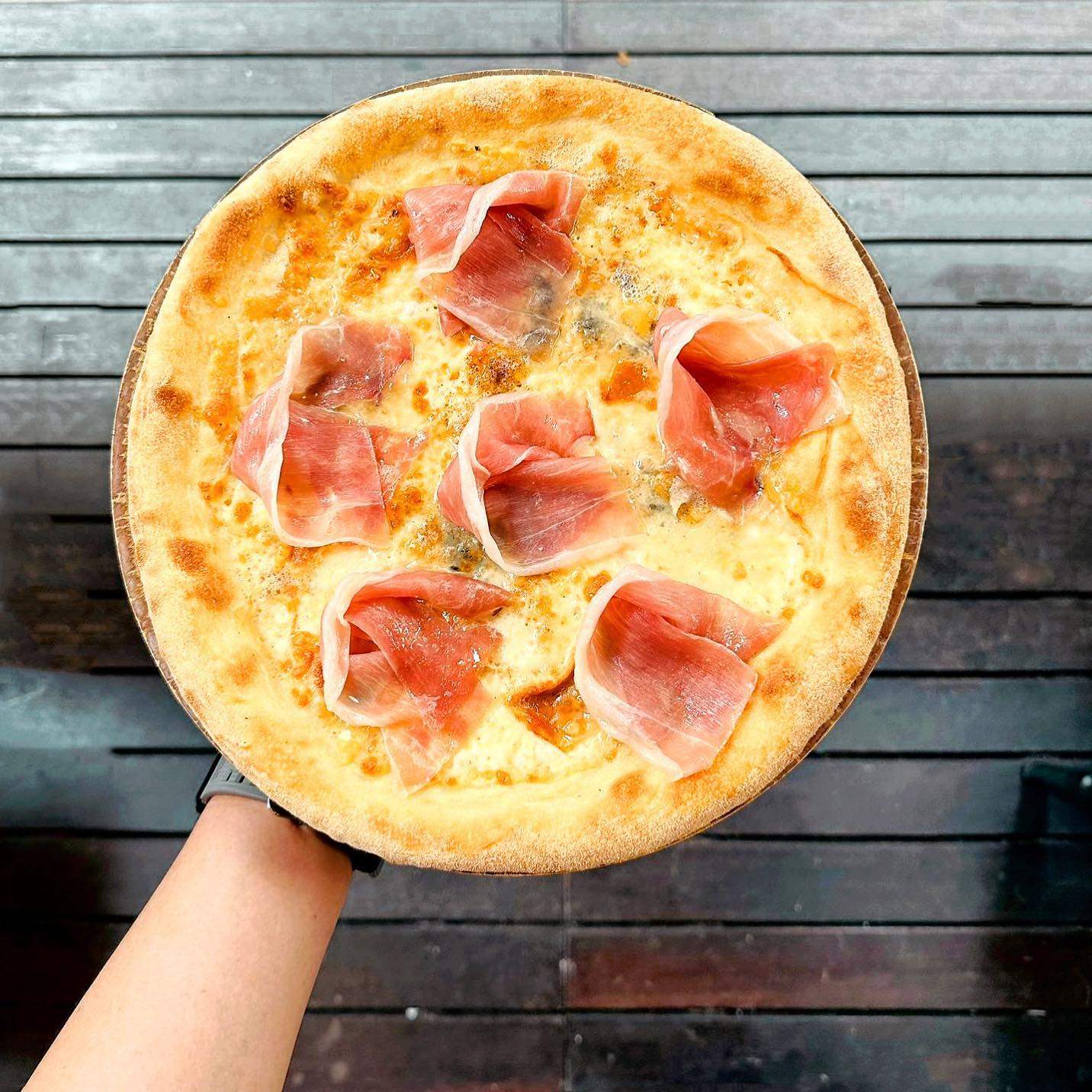 La Camionetta’s five cheese pizza with serrano ham. Photo: Instagram/@lacamionettapizza