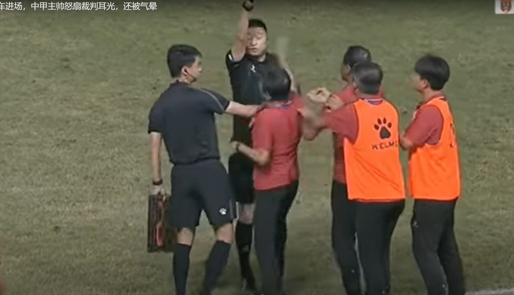 A screen grab from a YouTube video shows Liaoning Shenyang City’s Duan Xin about to slap the referee. Photo: YouTube