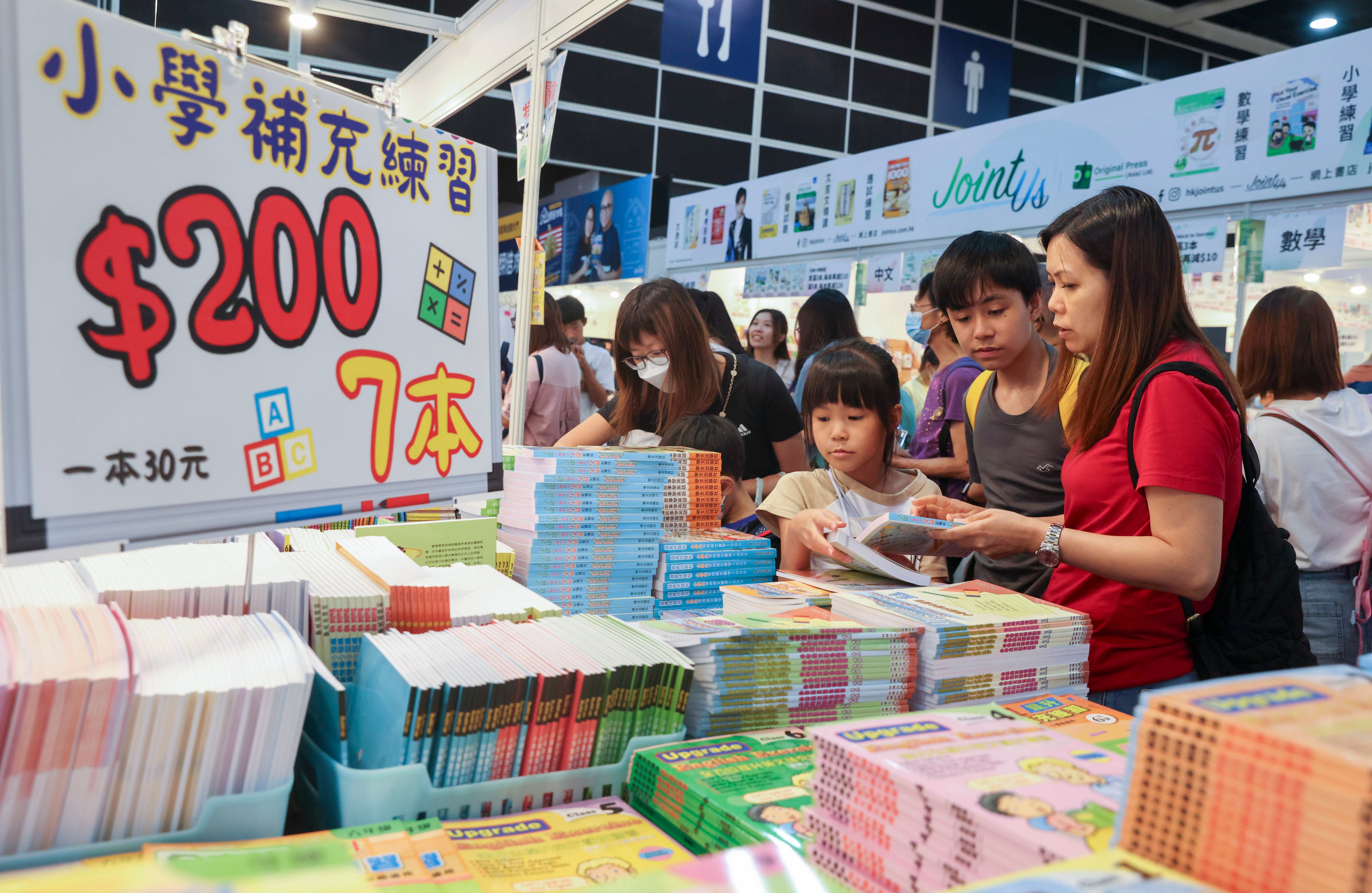 Attendees hunt for bargains on the final day of the Hong Kong Book Fair on Tuesday. Photo: Yik Yeung-man