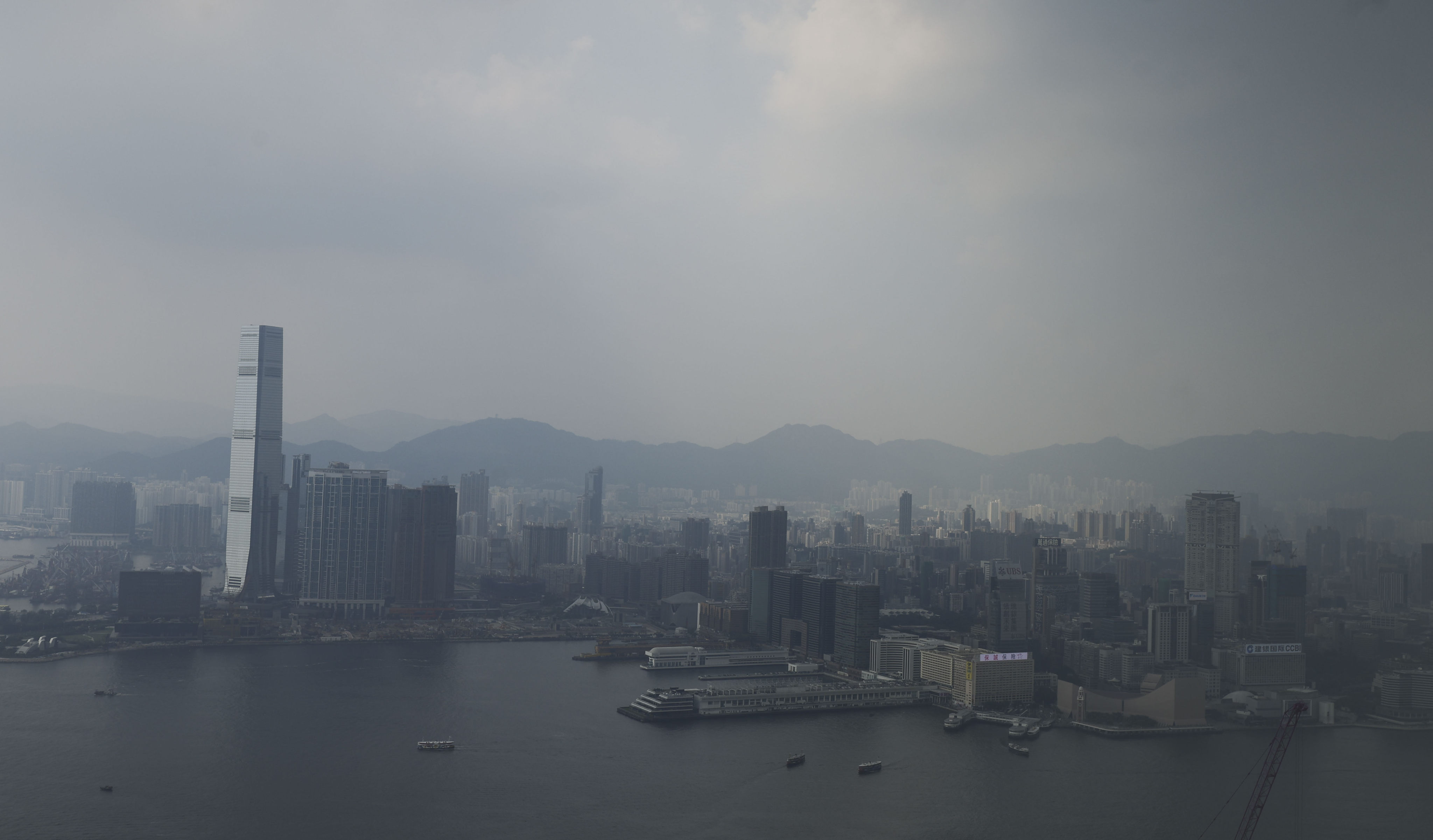 A haze settles over Hong Kong amid very hot weather as Doksuri nears. Photo: Edmond So