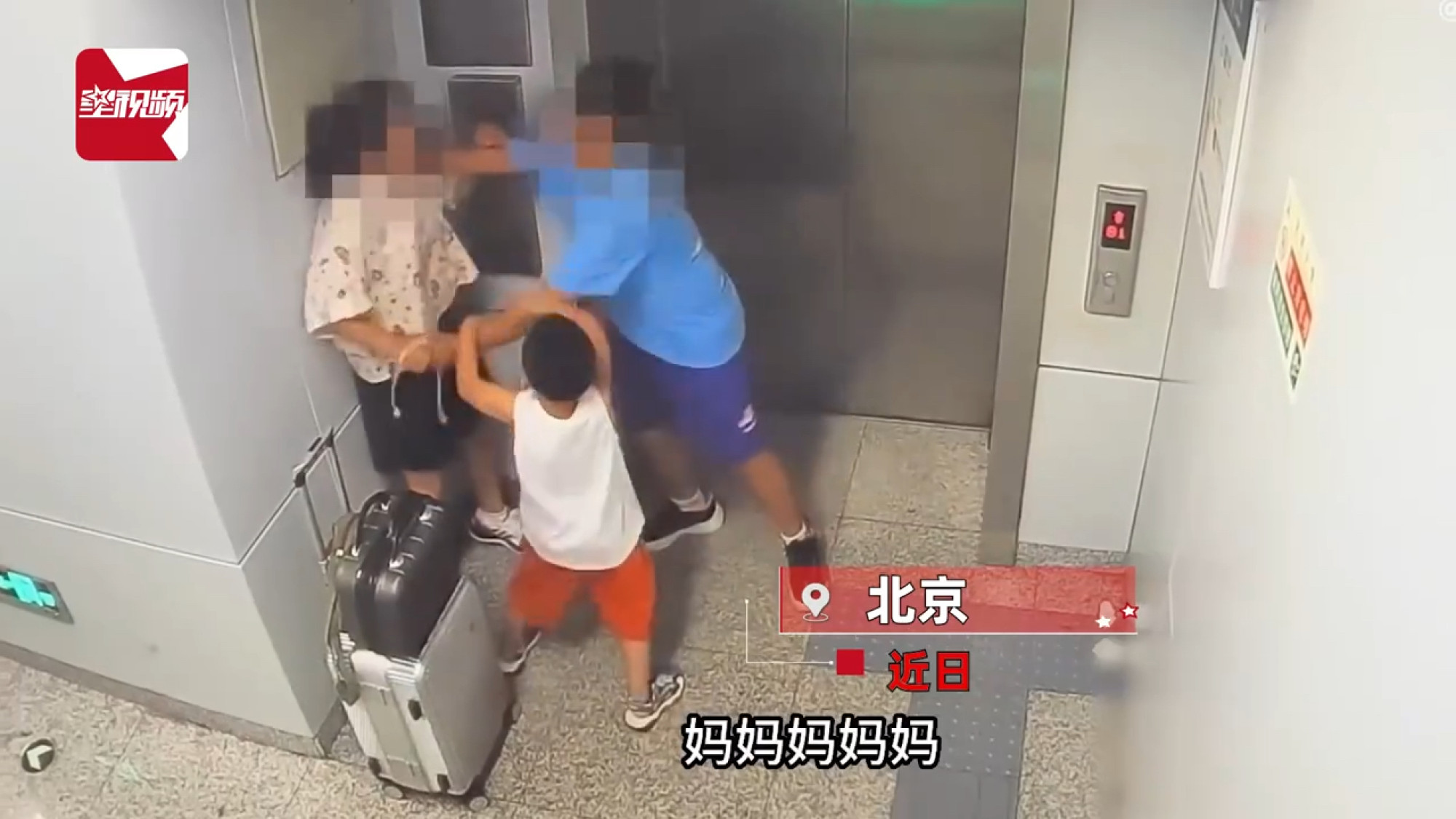 Subway staff members eventually restrained the teen and called police, who arrived shortly afterwards. Photo: Baidu