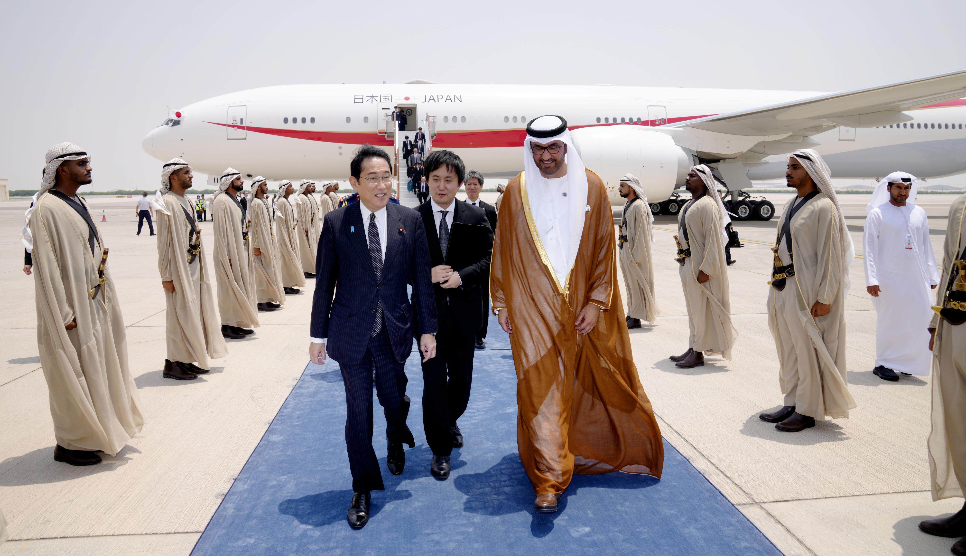 Japanese Prime Minister Fumio Kishida (L) arrives at Abu Dhabi International Airport in Abu Dhabi in the United Arab Emirates as part of a recent trip to the Middle East. Photo: Kyodo