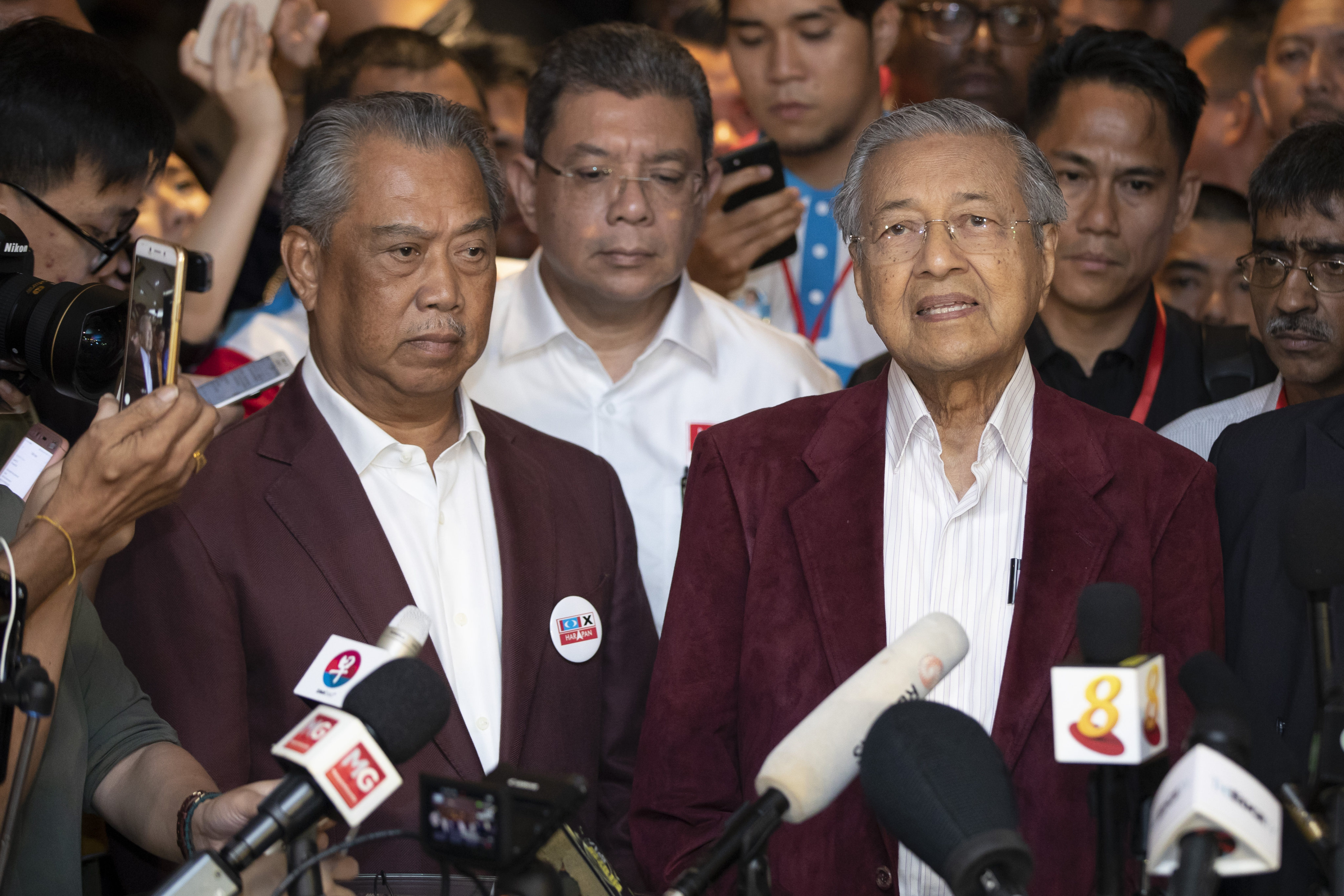 Muhyiddin Yassin and Mahathir Mohamad pictured at a press conference in 2018. It appears as if the two Malaysian ex-prime ministers have buried the hatchet – amid a warning that Islamist PAS “will stab them first”. Photo: AP