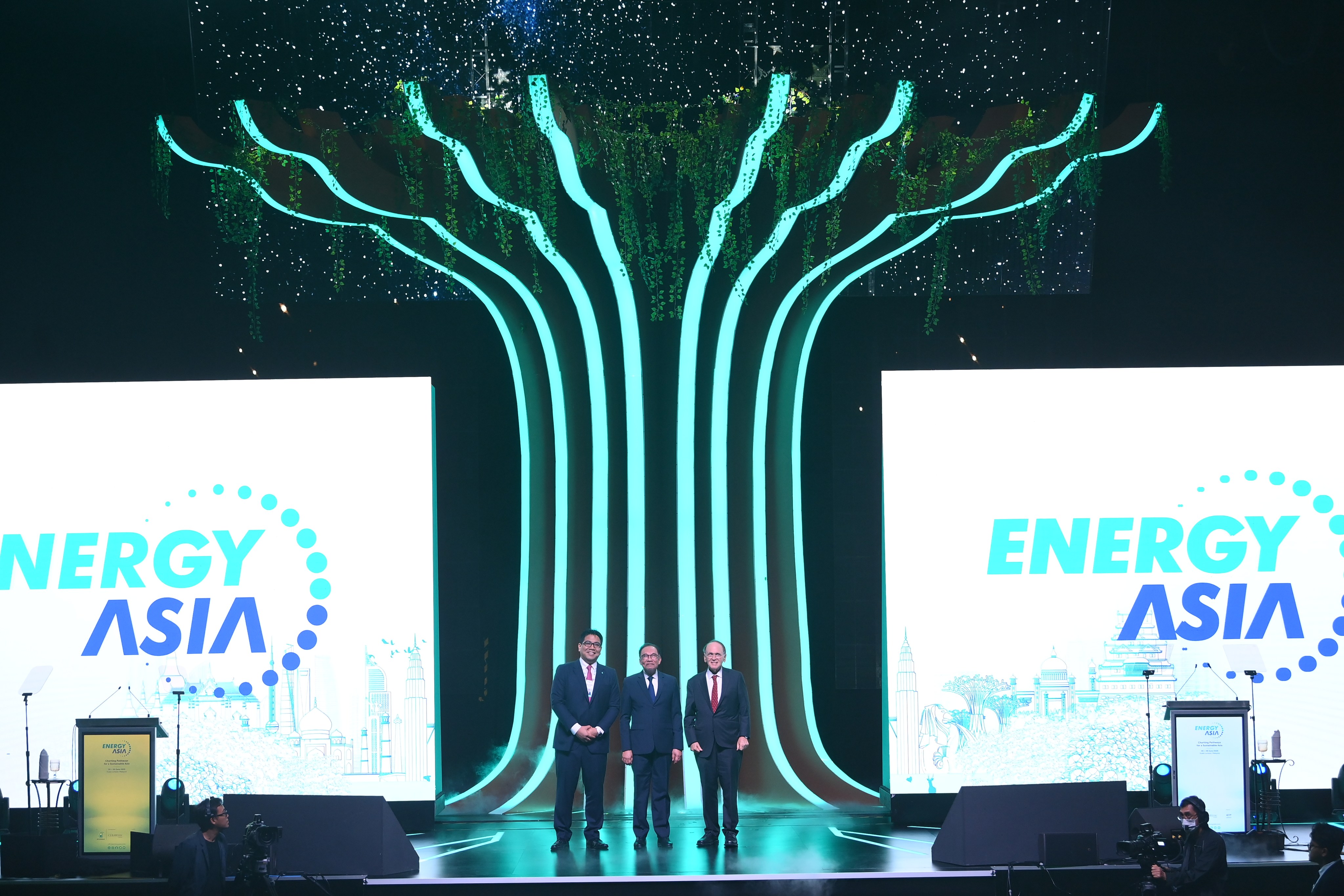 Appearing at the opening ceremony of the inaugural Energy Asia conference in Kuala Lumpur were (from left) Tengku Muhammad Taufik, president and group CEO of Petronas; Malaysian Prime Minister Anwar Ibrahim; and Dr Daniel Yergin, vice-chairman of S&P Global.