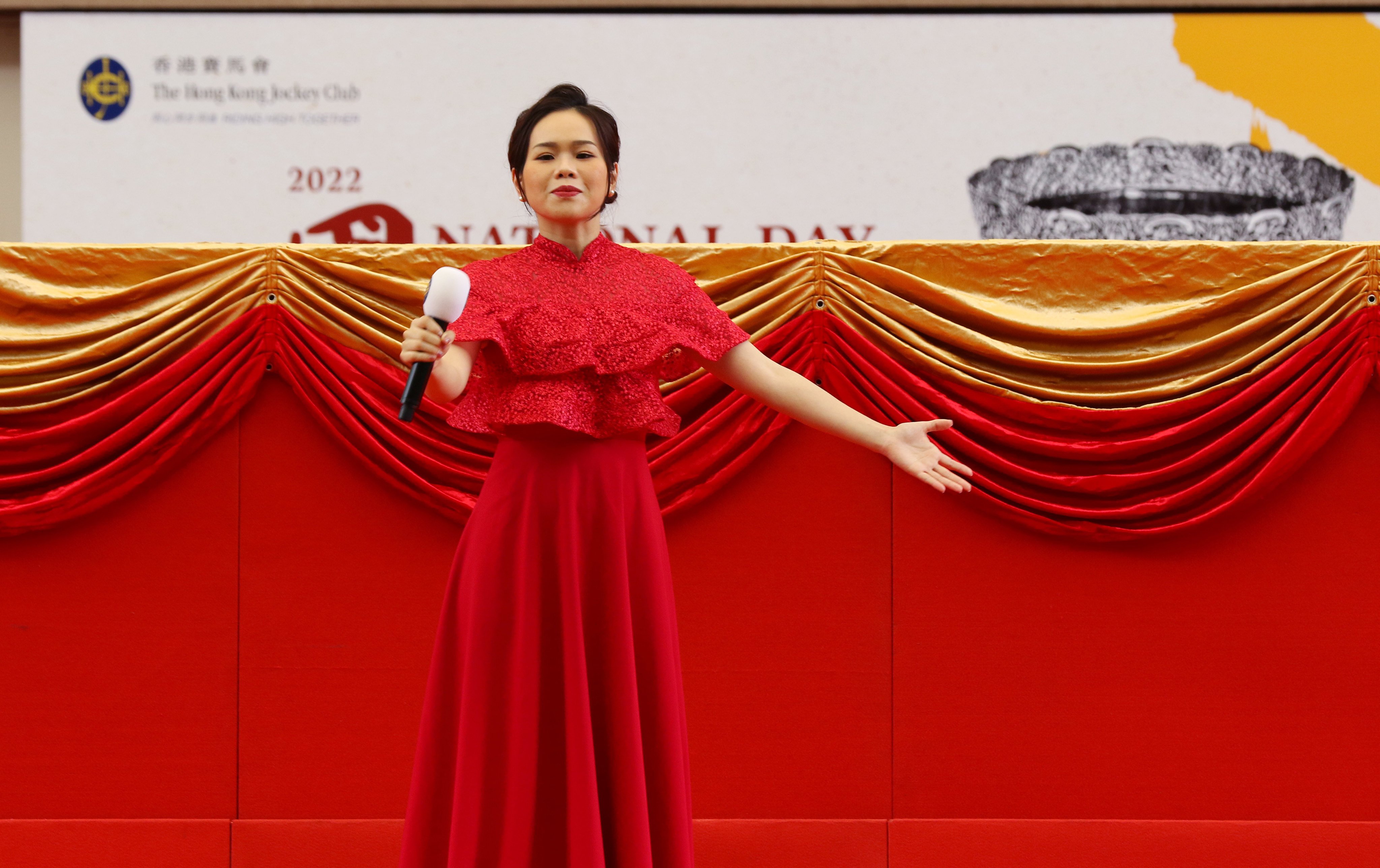 Hong Kong soprano Phoebe Tam Lok-hin leads the singing of the national anthem during National Day celebrations at Sha Tin Racecourse in October 2022. Photo: Kenneth Chan.