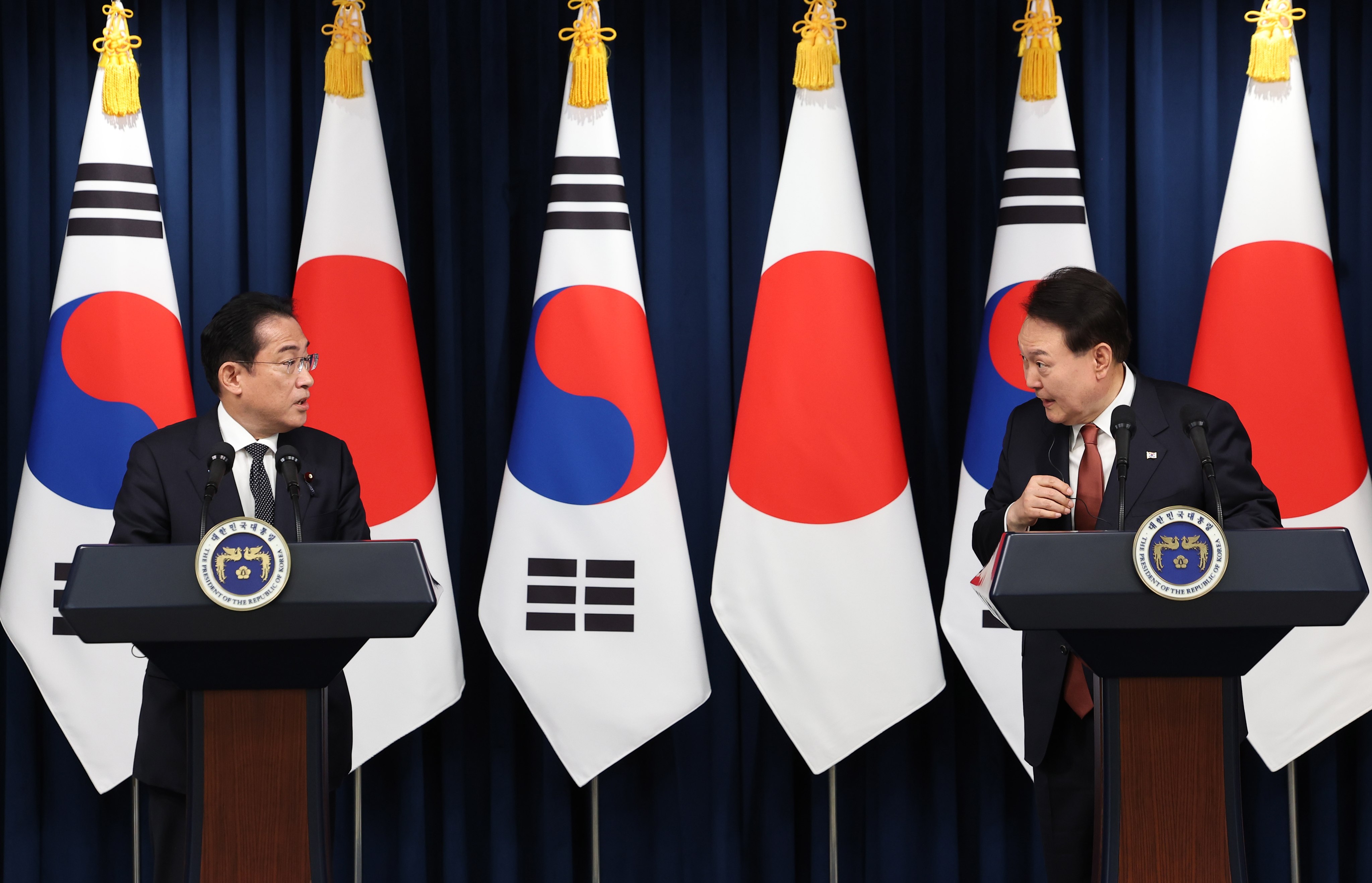 Japanese Prime Minister Fumio Kishida (left) and South Korean President Yoon Suk-yeol attend a joint press conference after their talks at the presidential office in Seoul, South Korea, on May 7. Kishida was in South Korea for a two-day visit to strengthen ties. Photo: EPA-EFE