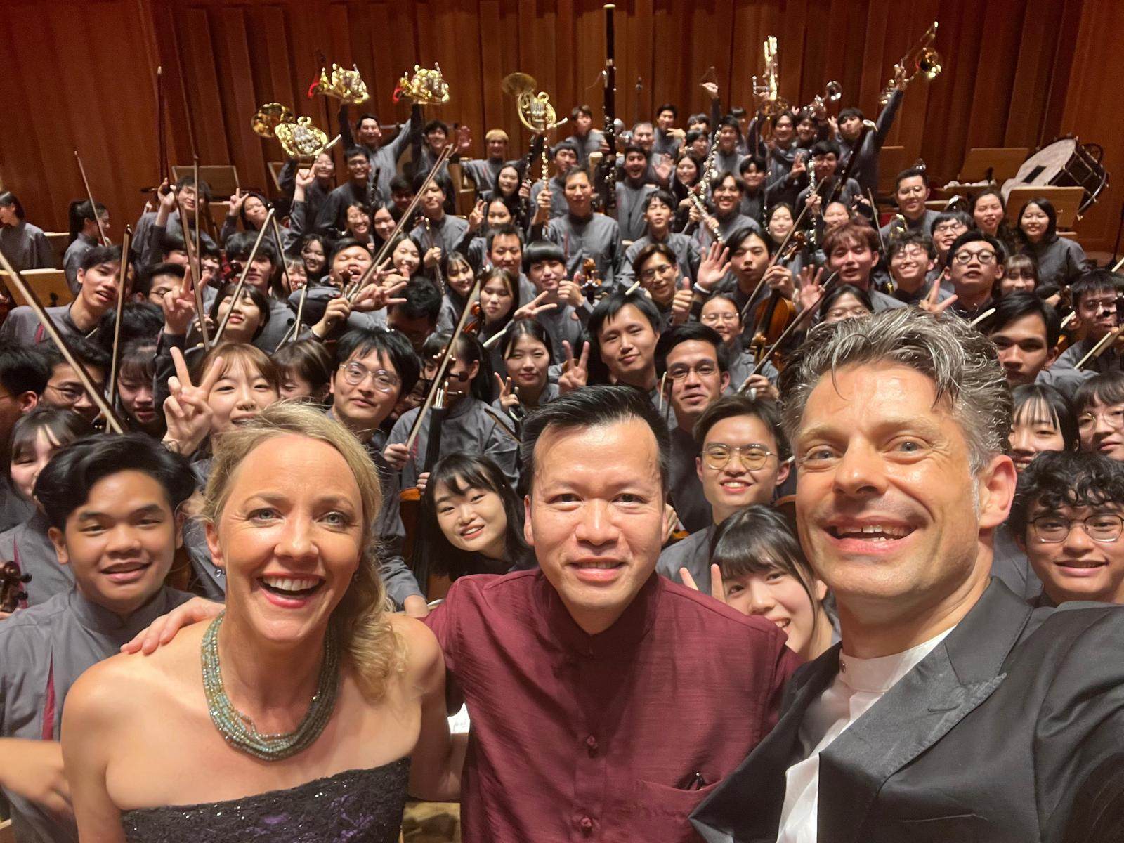 Asian Youth Orchestra general manager Keith Lau (centre) with soprano Lydia Teuscher (left) and AYO principal conductor Joseph Bastian and the orchestra at the Mahler Festival in Dobbiaco, Italy, on July 28, 2023. Photo: AYO