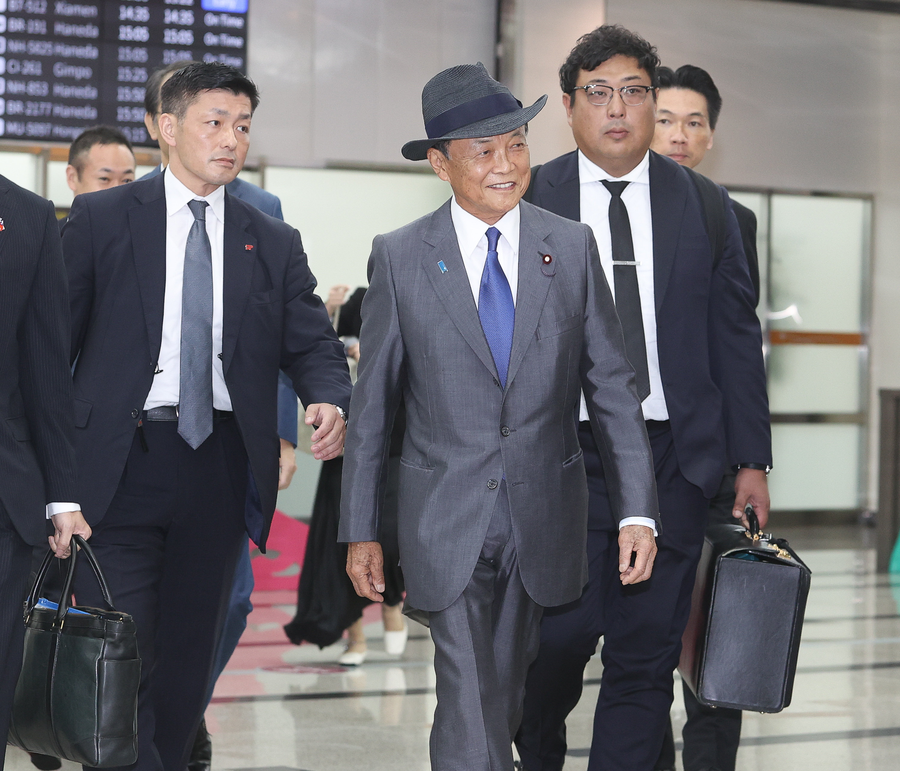 Former Japanese prime minister Taro Aso, front, arrives at Taipei Songshan Airport on Monday, August 7. 
Photo: CNA