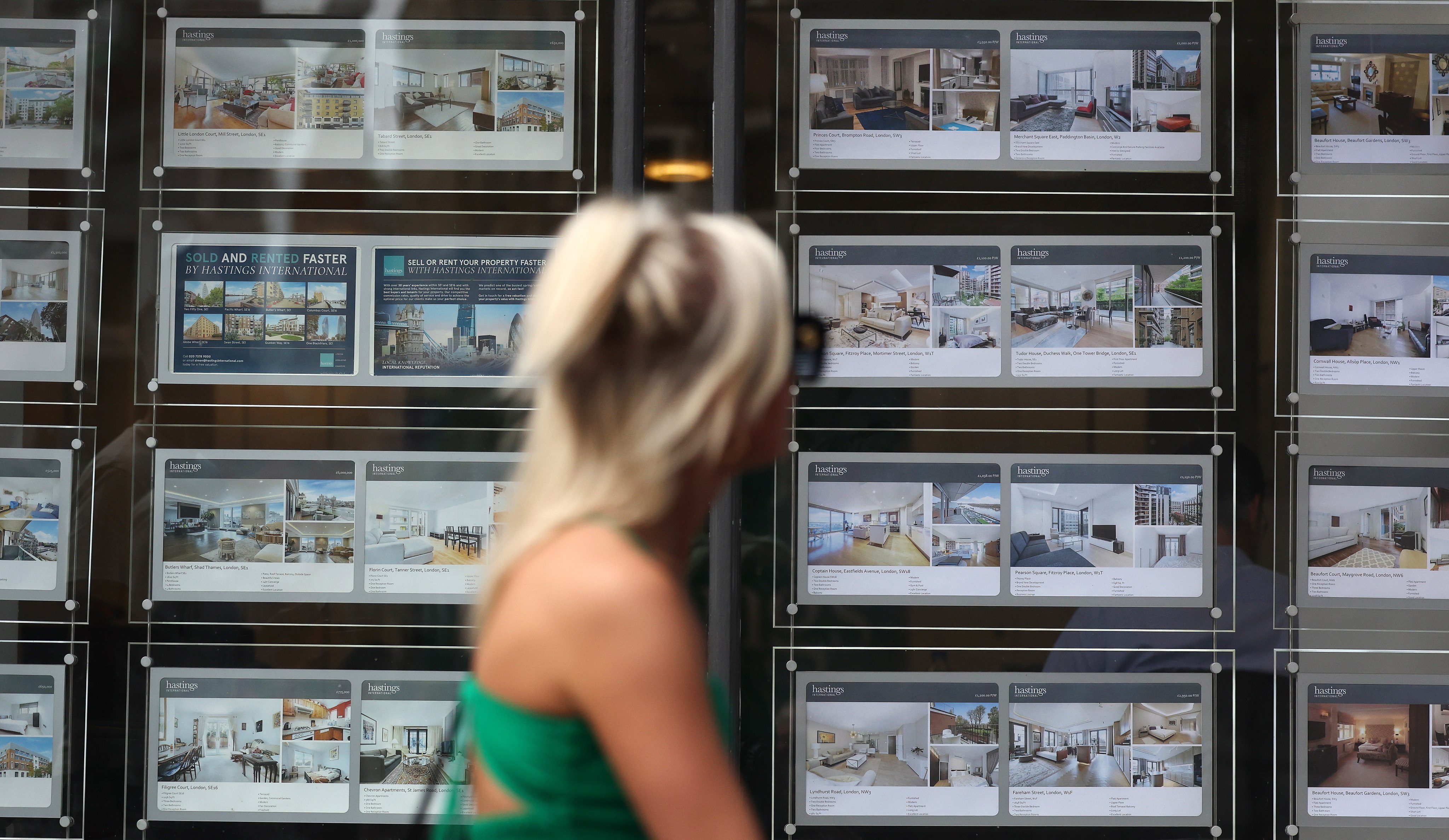 A pedestrian looks over real estate listings at an estate agent in London on August 3. UK mortgage holders are bracing for a further increase in rates after the Bank of England announced another interest rate rise earlier this month. Photo: EPA-EFE