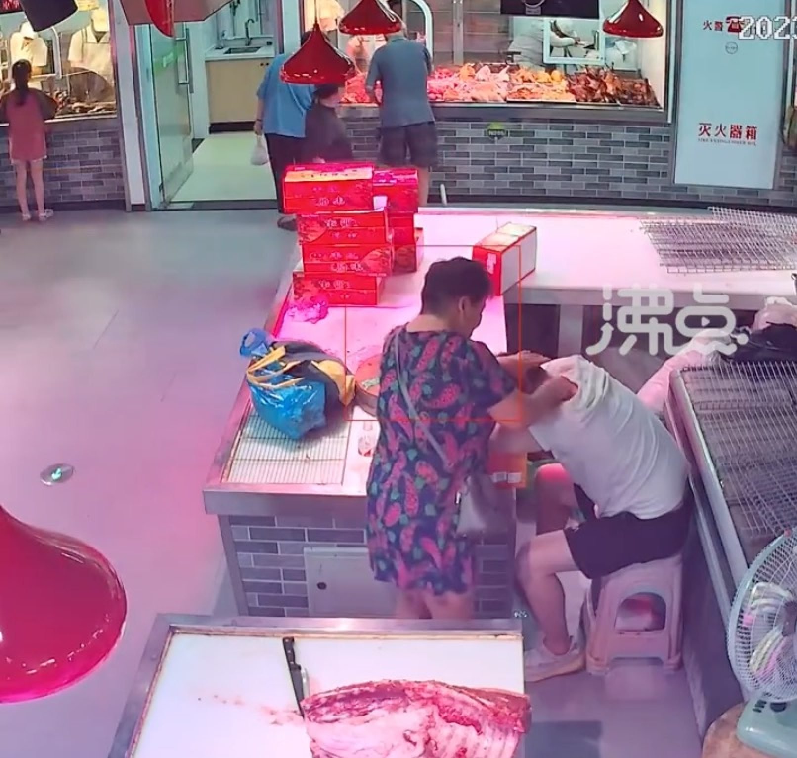 funny-and-heartwarming-woman-in-china-performs-traditional-scraping