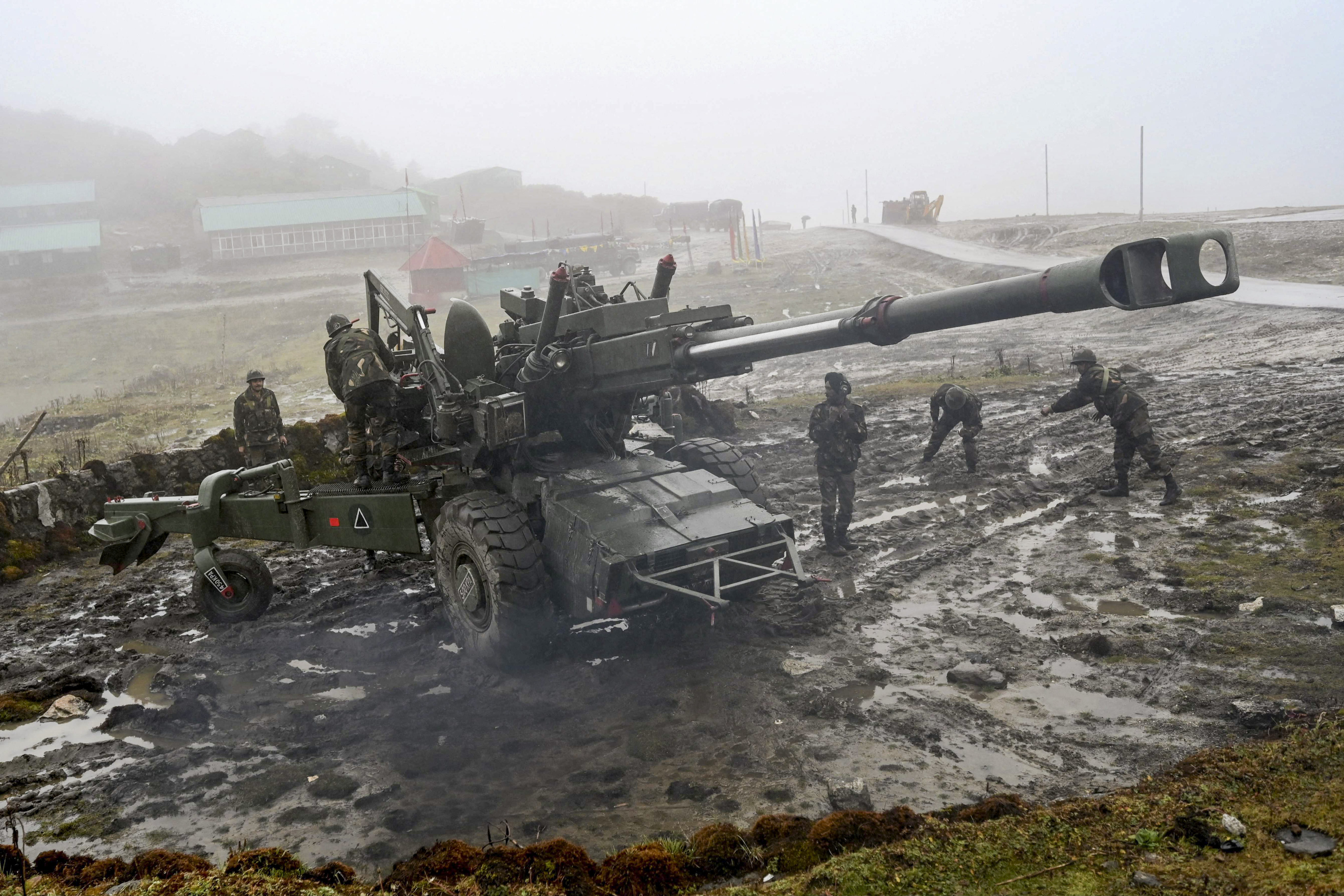 Indian soldiers demonstrate positioning of a Bofors gun at Penga Teng Tso ahead of Tawang, near the Line of Actual Control, in India’s Arunachal Pradesh state in October 2021. Photo: AFP