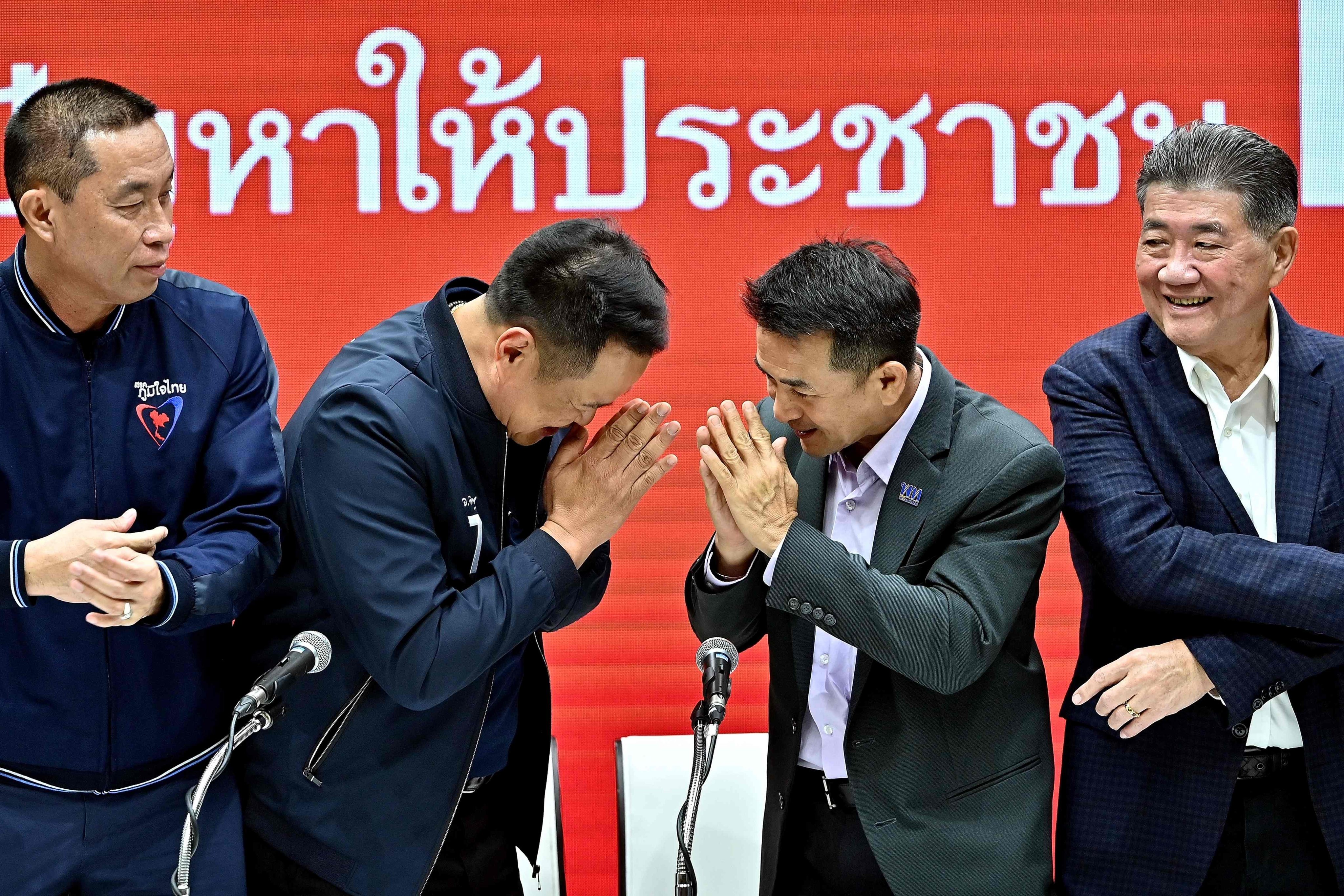 Pheu Thai Party leader Chonlanan Srikaew (R) and Bhumjaithai Party leader Anutin Charnvirakul after a press conference in Bangkok on Monday. Photo: AFP