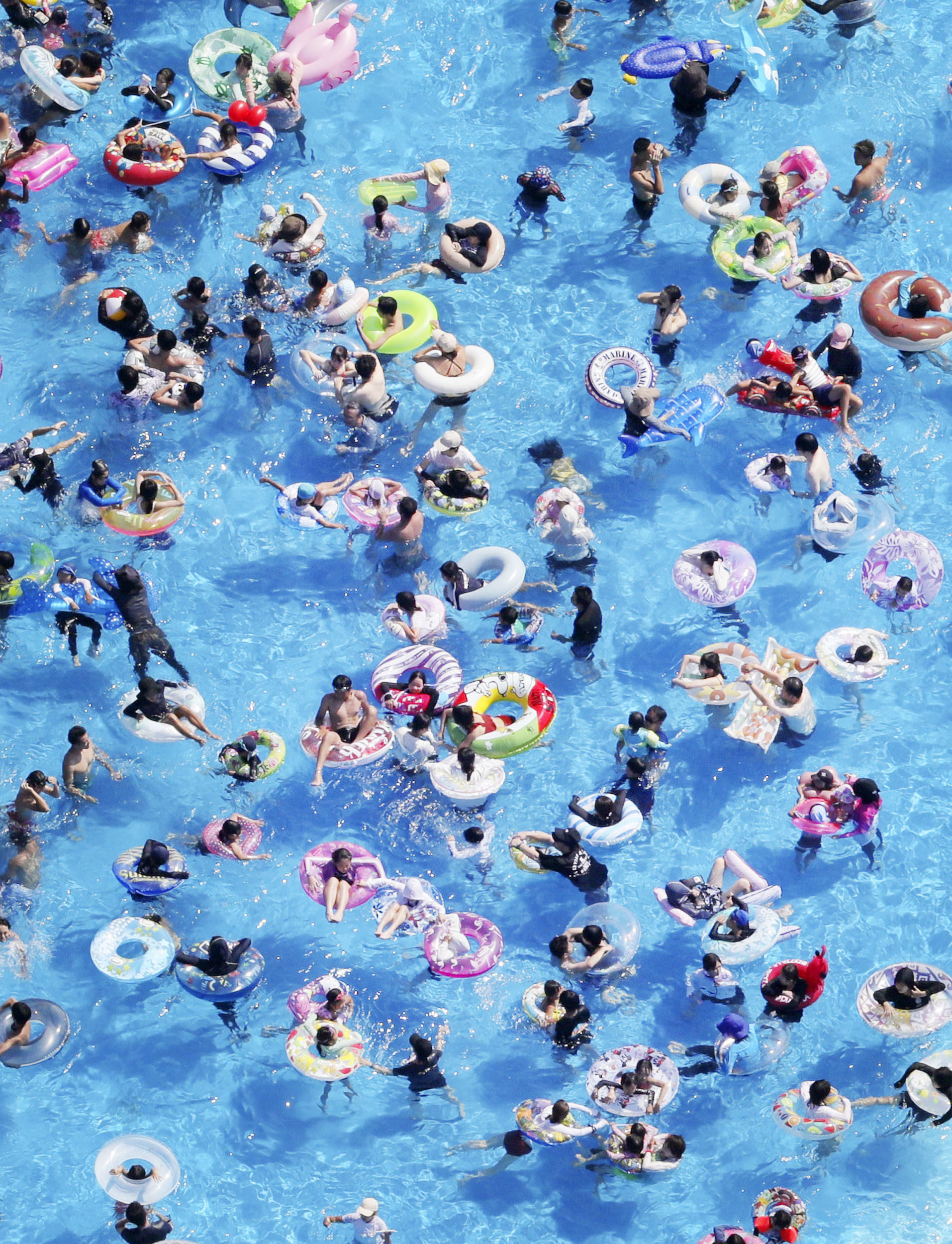 This year has seen the hottest June, the hottest day in recorded history – a record broken 16 times in July, wildfires, storms and floods. Above: Swimmers crowd into a pool near Tokyo on July 26, 2023, amid scorching summer heat. Photo: Kyodo