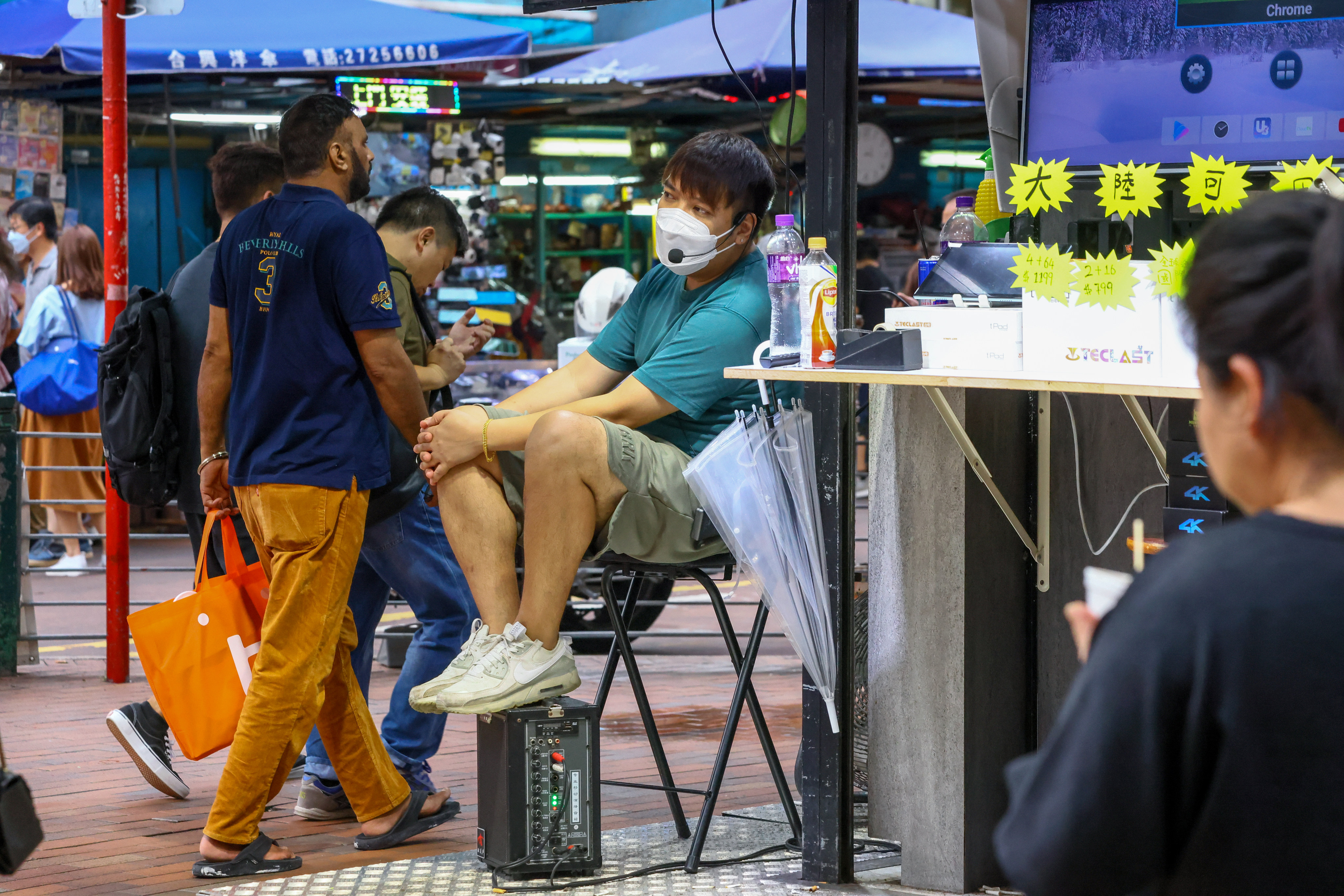 Street vendors use loudspeakers to attract customers in Sham Shui Po. Photo: Dickson Lee