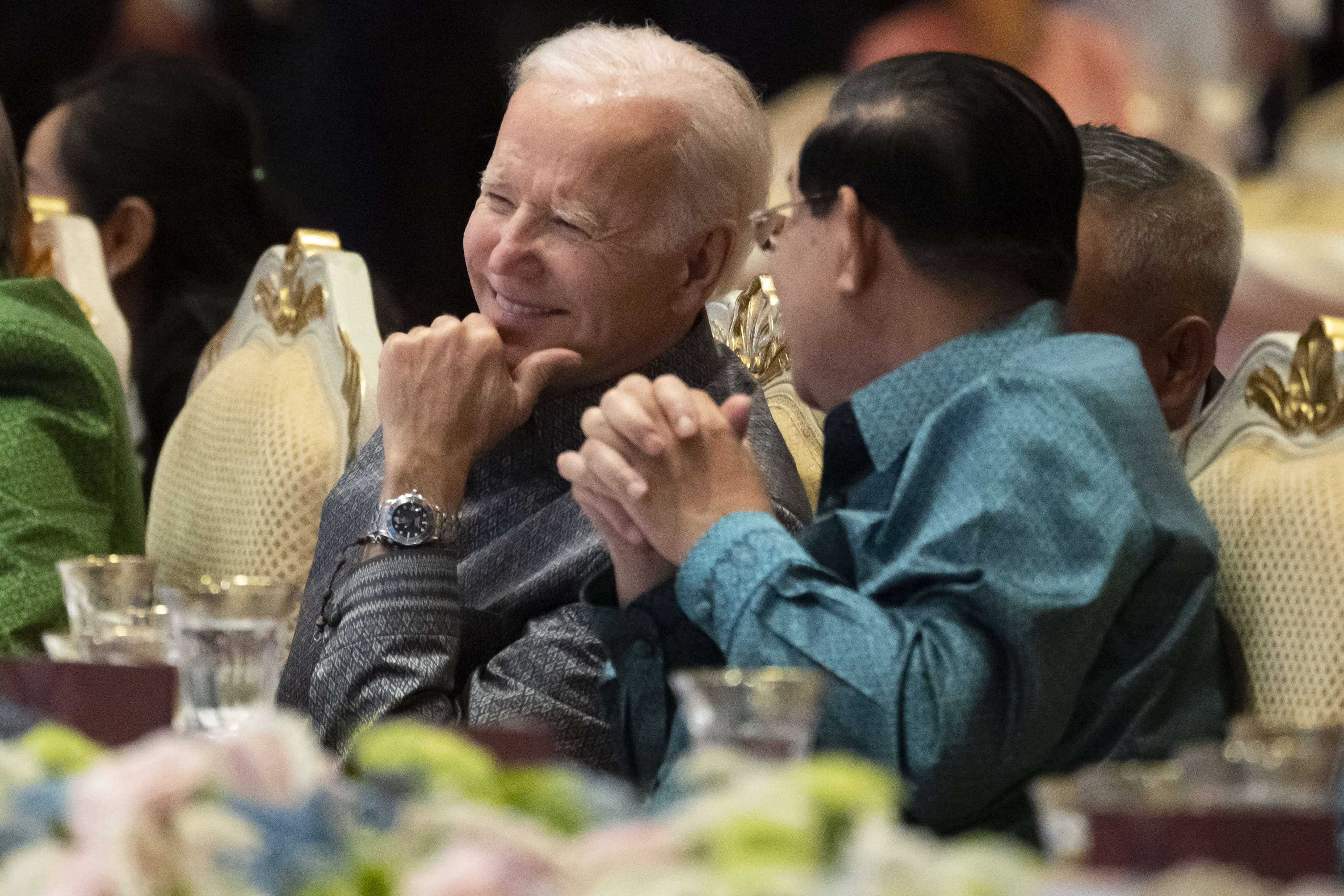 US President Joe Biden (L) and Cambodian Prime Minister Hun Sen share a moment as they watch a cultural dance performance at the Association of Southeast Asian Nations (ASEAN) gala dinner on November 12, 2022. Photo: AP
