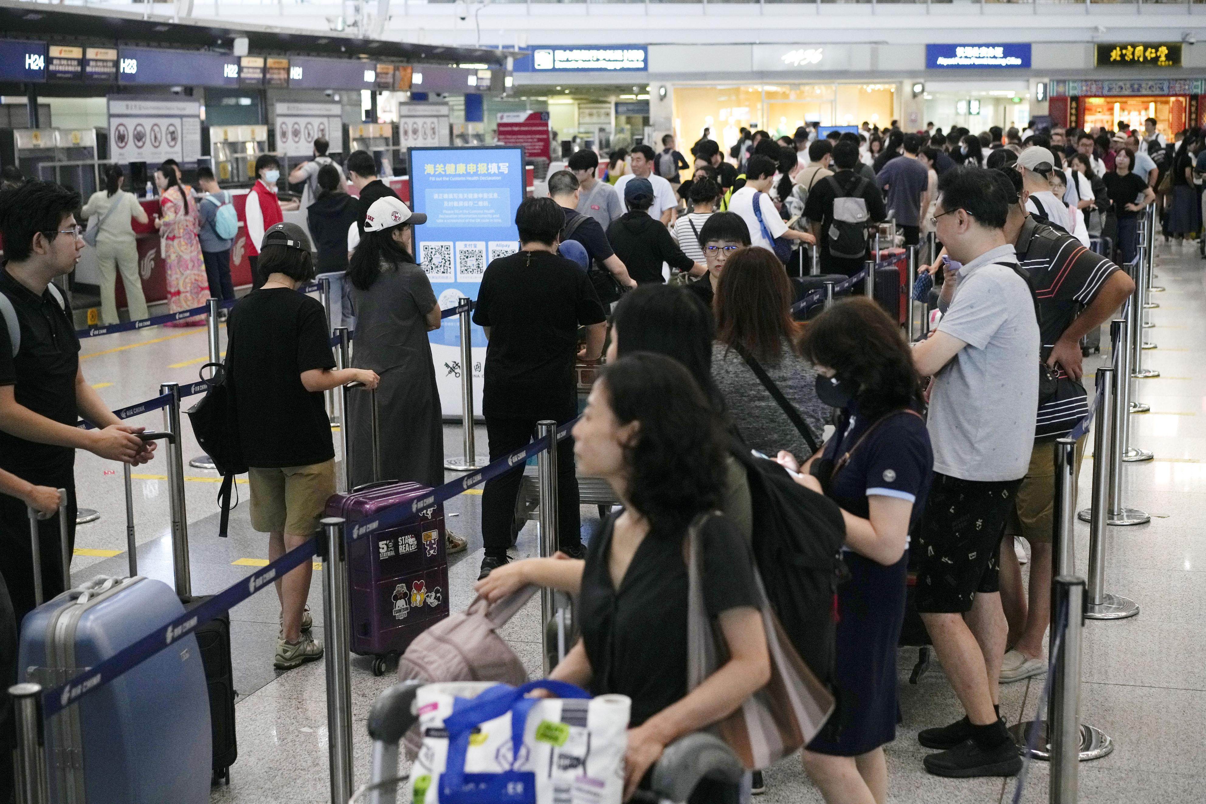 Chinese travellers can once again go on group tours to the United States and Japan. Photo: Kyodo