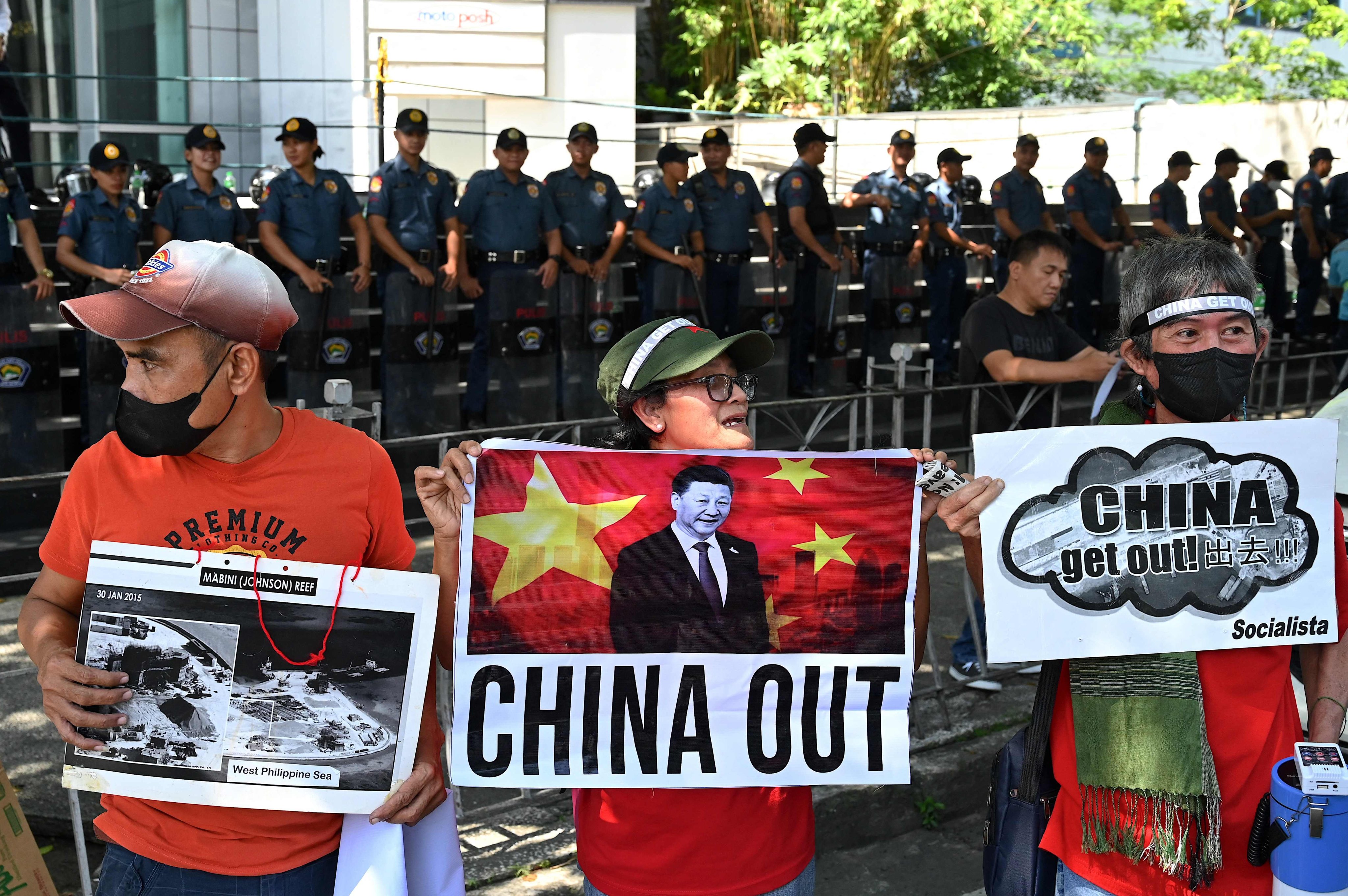 People protest outside the Chinese consulate in Makati, Metro Manila on August 11 to condemn the water canon incident between China and Philippines Coast Guard in the West Philippine Sea. Photo: AFP